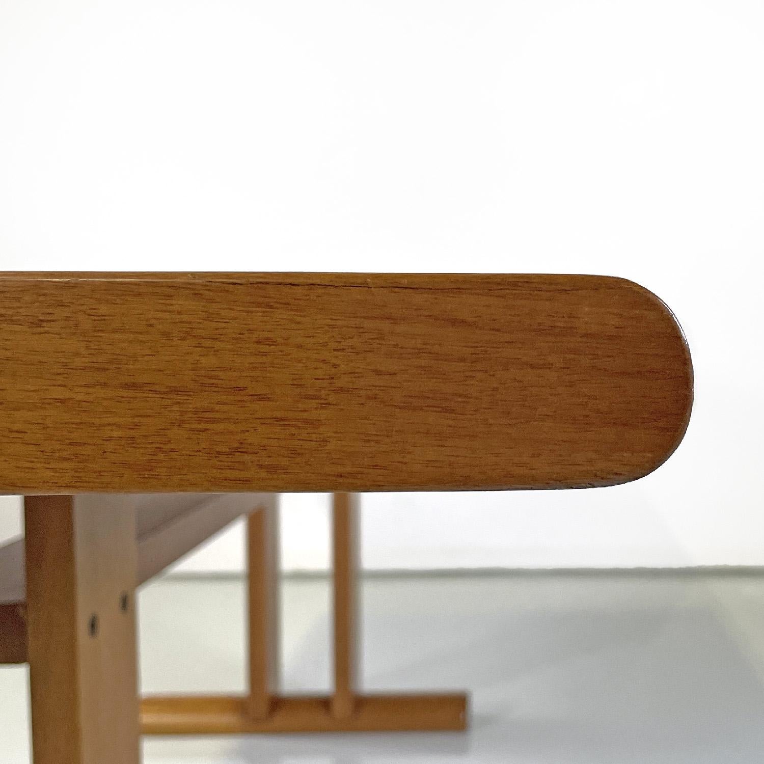 Table de salle à manger italienne postmoderne en bois avec pieds semi-circulaires, 1980 en vente 1