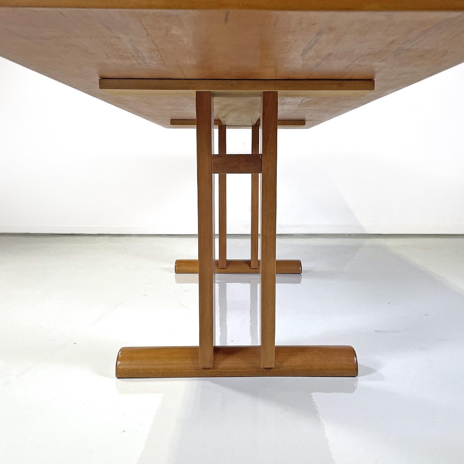 Table de salle à manger italienne postmoderne en bois avec pieds semi-circulaires, 1980 en vente 2