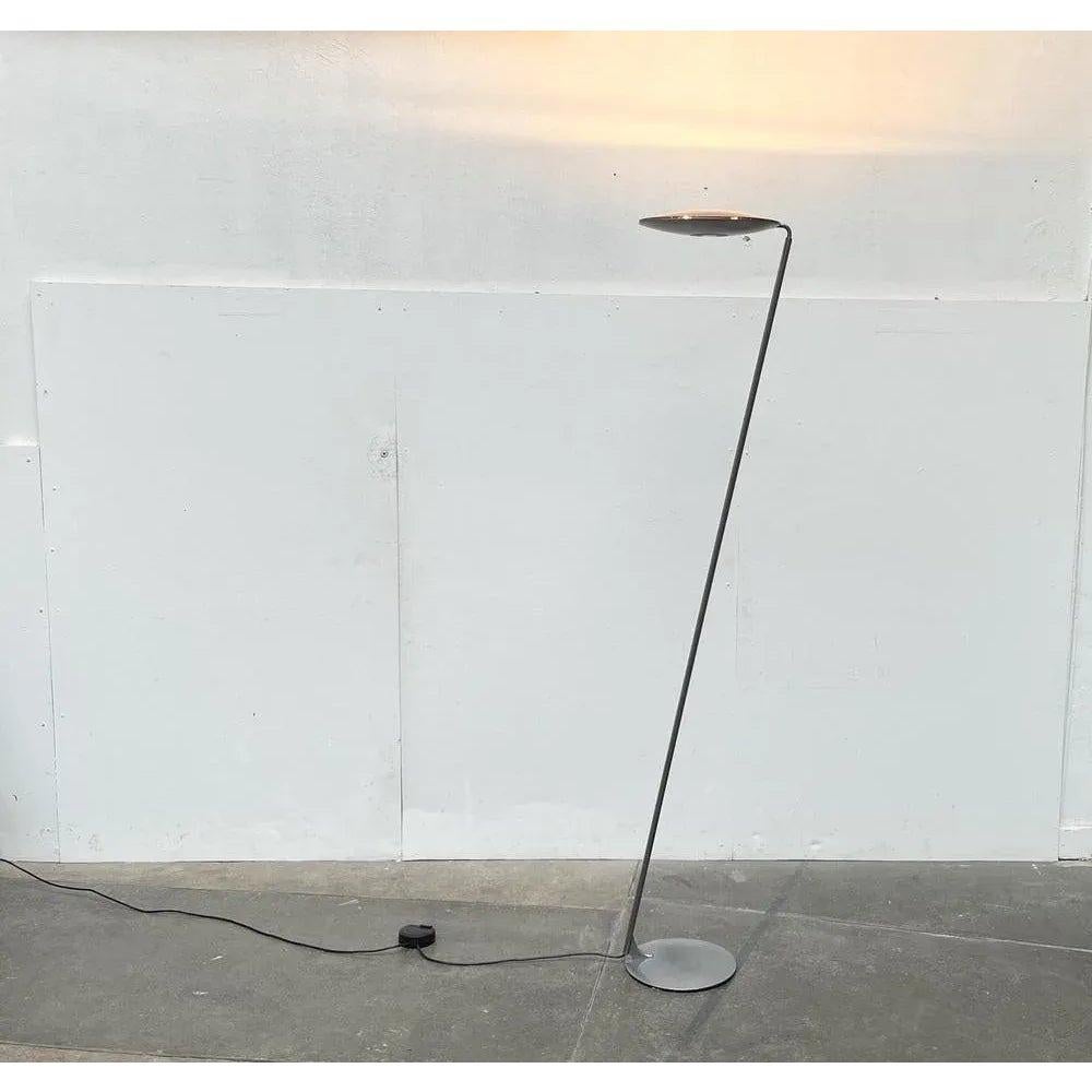 La lampada a stelo della serie Zeta del produttore italiano di illuminazione Lumina, secondo un disegno di Giuseppe Linardi dei primi anni '90.

Zeta Terra è un classico proiettore da soffitto con effetto luce indiretta. La lampada ha una testa