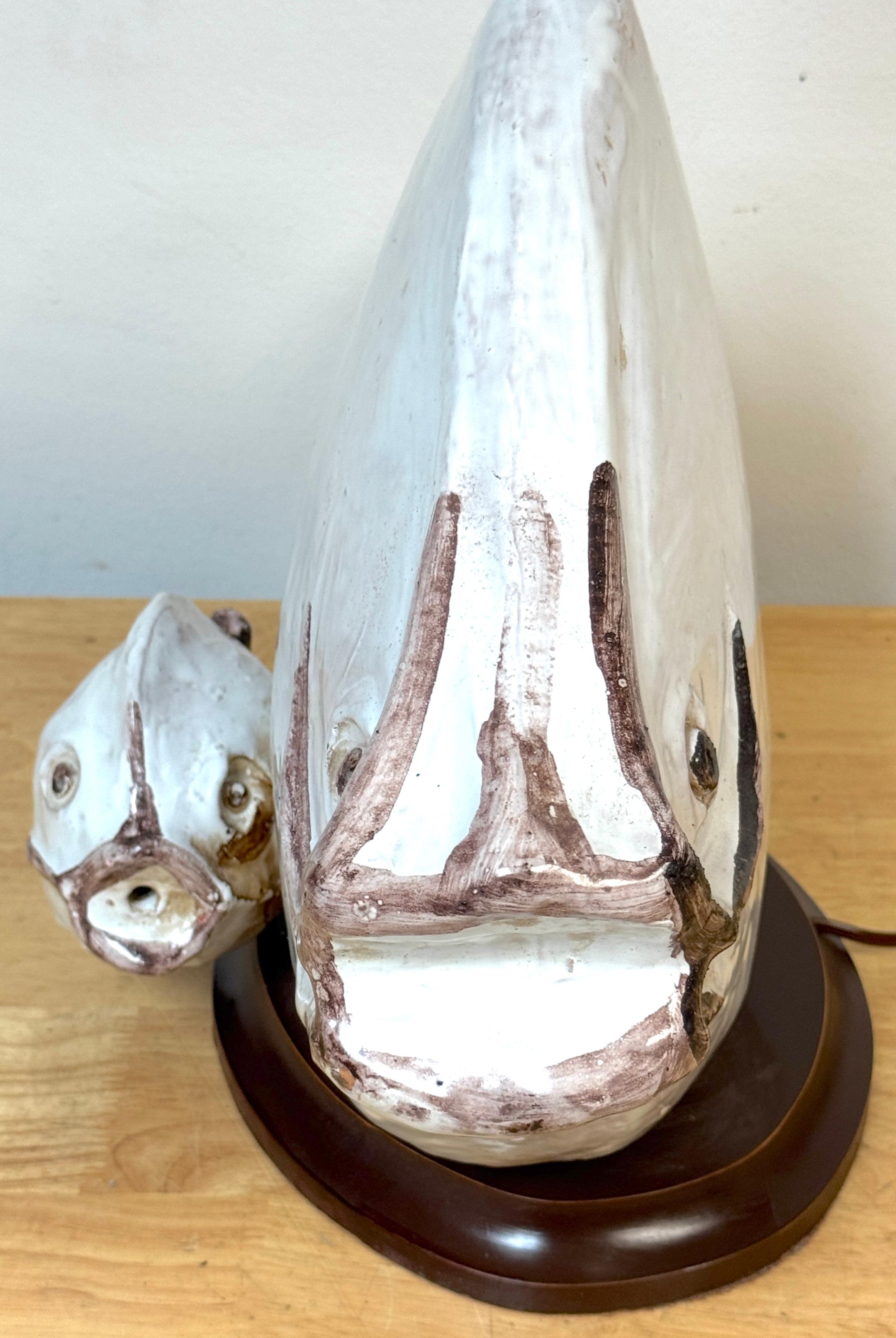 20ième siècle Lampe poisson en poterie italienne par Ivo De Santis pour Gli Etruschi, Florence, grand modèle en vente