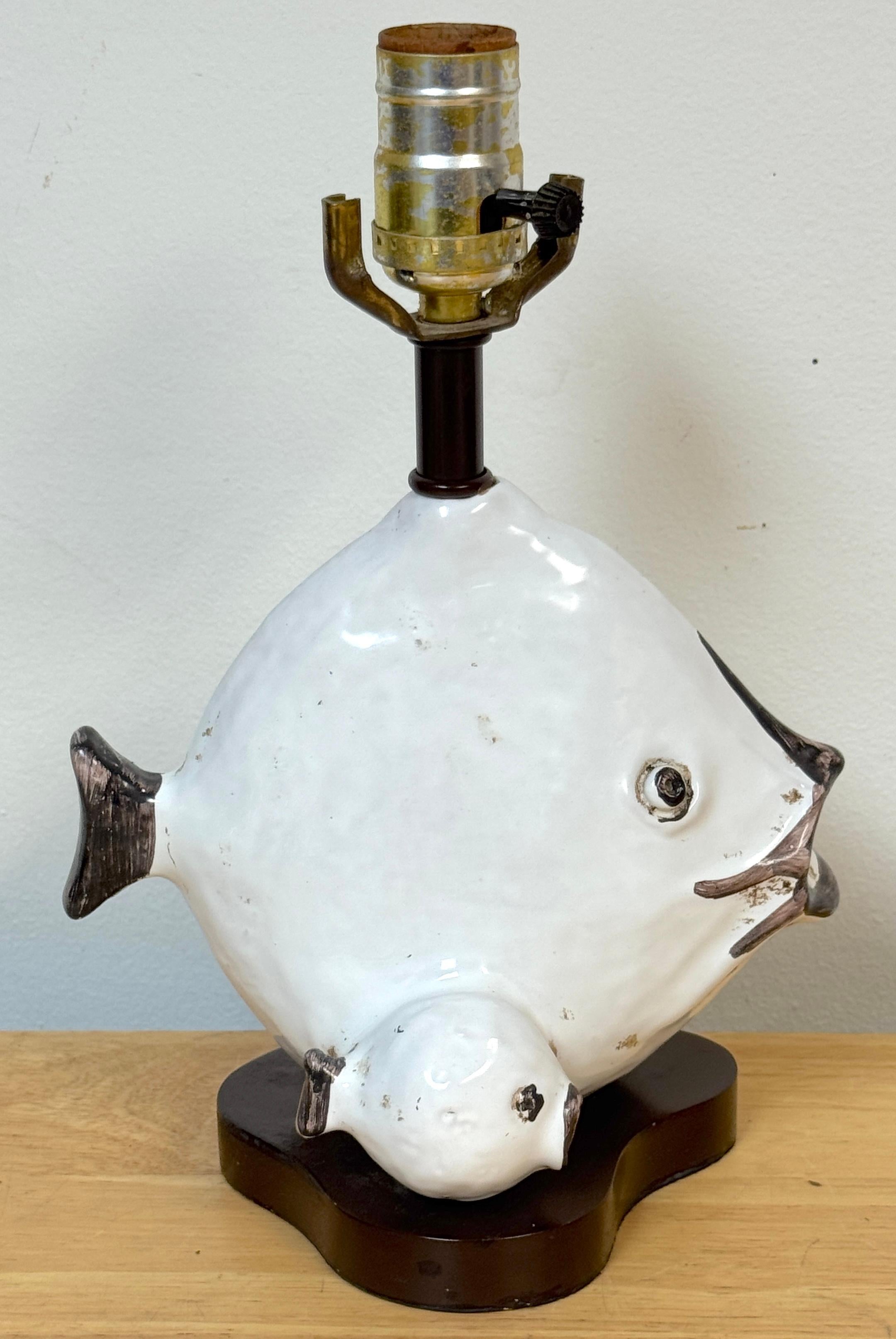 Lampe de table à poisson en céramique du milieu du siècle (petit modèle) par Ivo De Santis pour Gli Etruschi, Florence, c. 1955-65

Charmante petite lampe de table en céramique en forme de poisson, conçue par Ivo De Santis pour l'atelier florentin