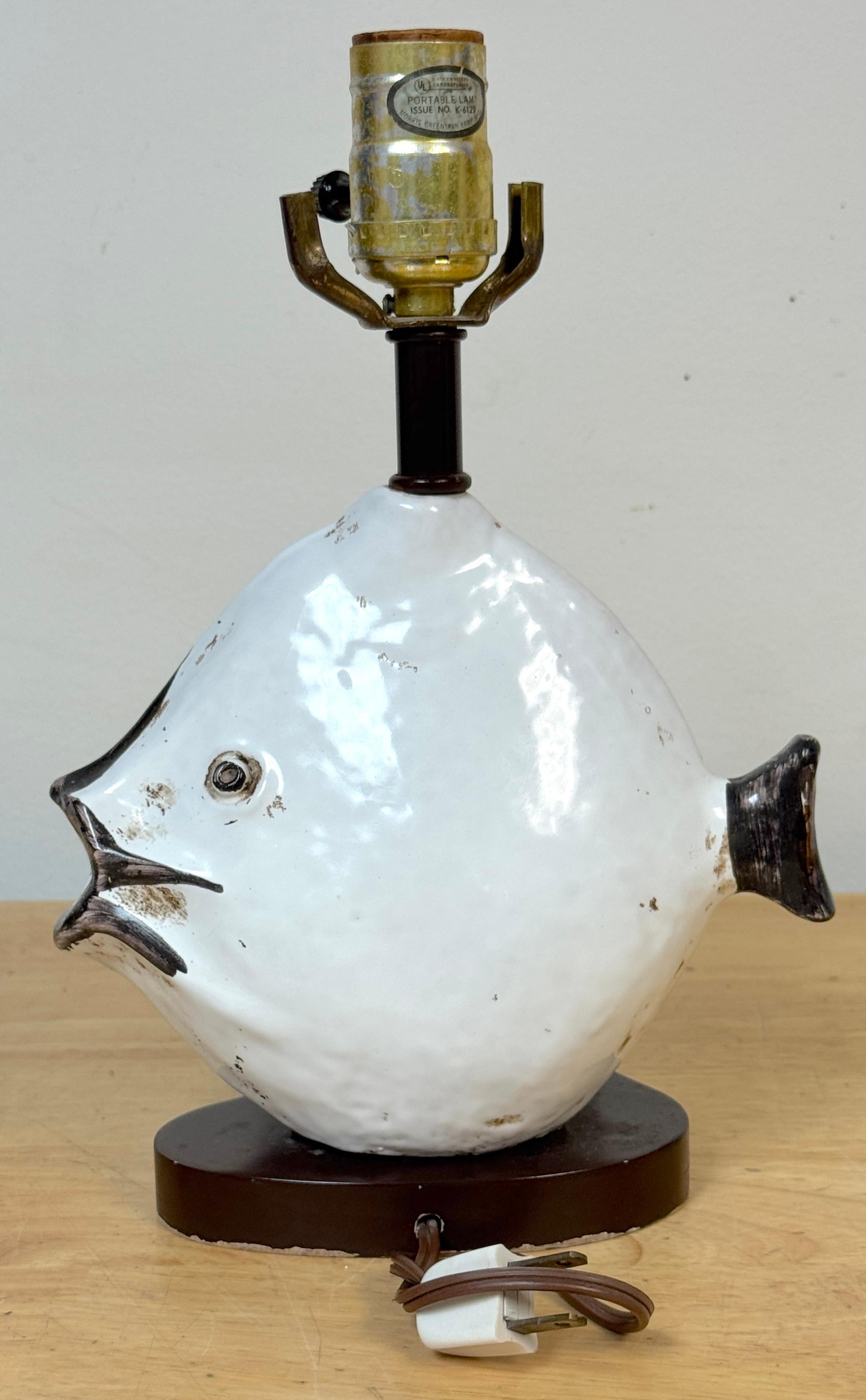 20ième siècle Lampe poisson en poterie italienne par Ivo De Santis pour Gli Etruschi, Florence, petit modèle en vente