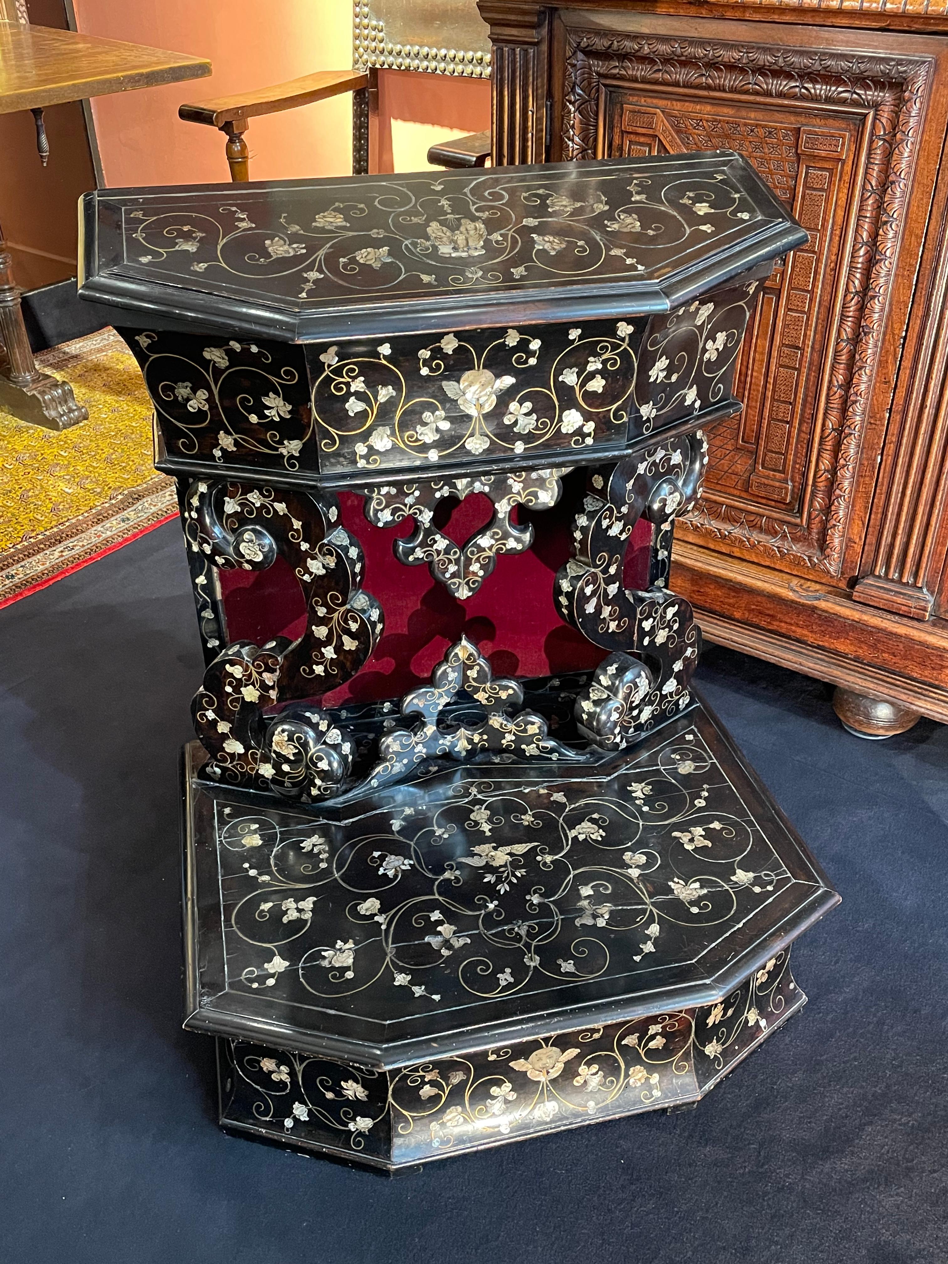 Italian Prie-Dieu inlaid with mother-of-pearl.

ORIGIN : VENICE, ITALY
PERIOD : END OF THE XVII CENTURY, AROUND 1680

Height : 90,5cm
Width : 72,5cm
Depth : 53cm 


This impressing blackened wooden prie-dieu is a perfect exemple of