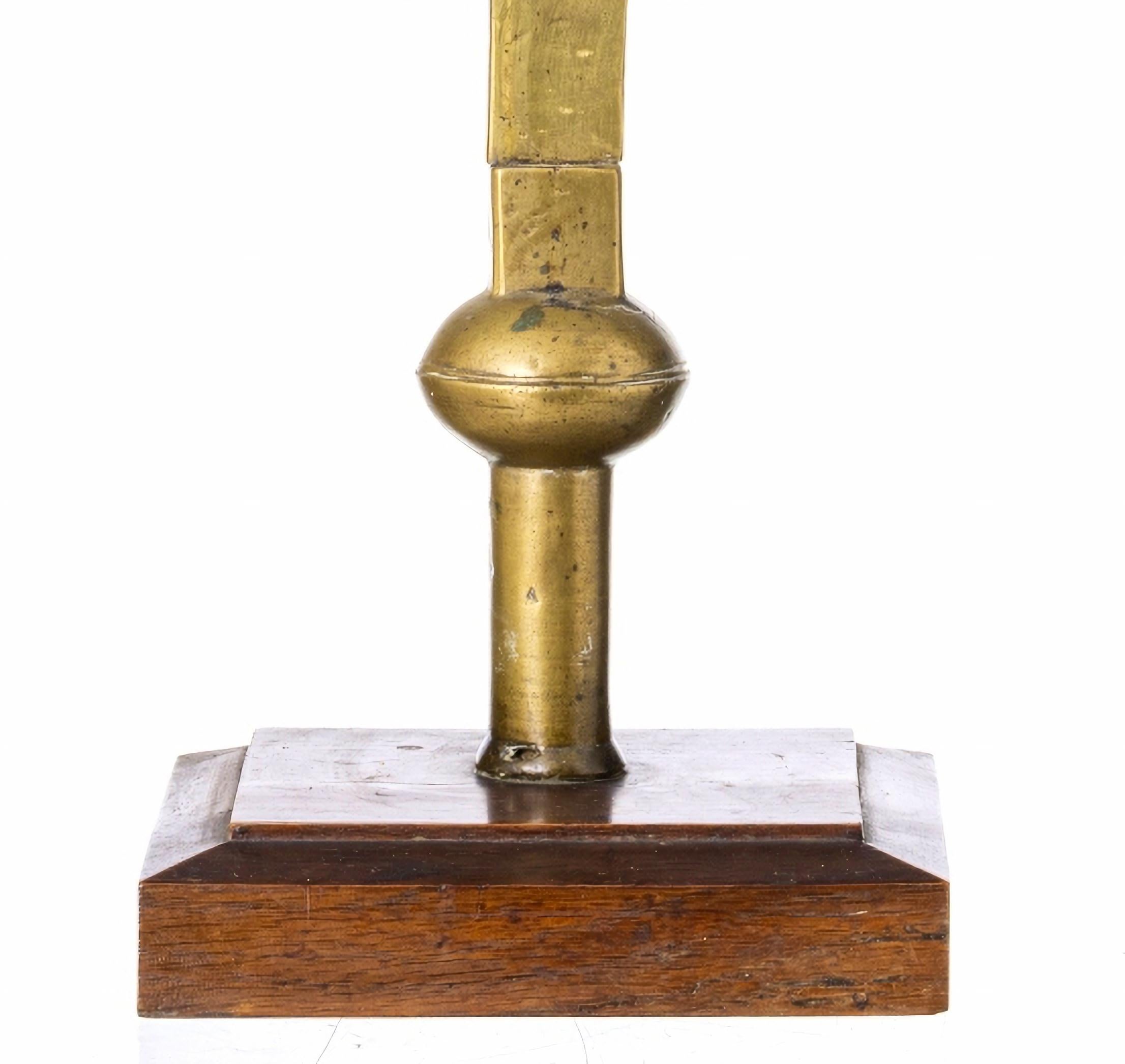CROIX DE PROCESSION ITALIENNE
17ème siècle
en laiton découpé et en bronze.
Monté sur une base arrière en bois.
Signes d'utilisation.
Déc. Hauteur : (total) 50 cm ; (Christ) 13 cm
bonnes conditions
