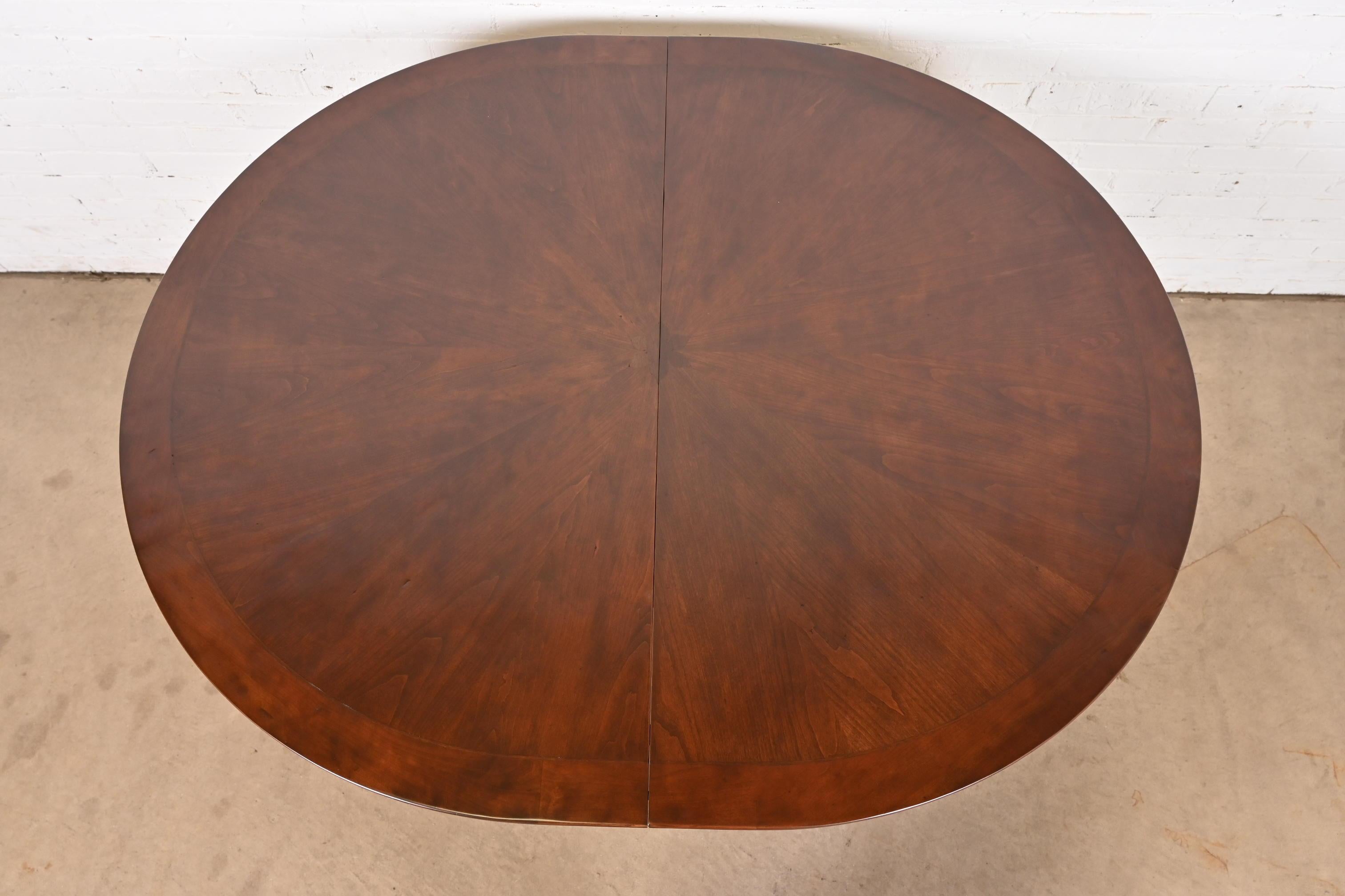 Table de salle à manger provinciale italienne en cerisier sculpté par Emanuel Morez, revernie en vente 3