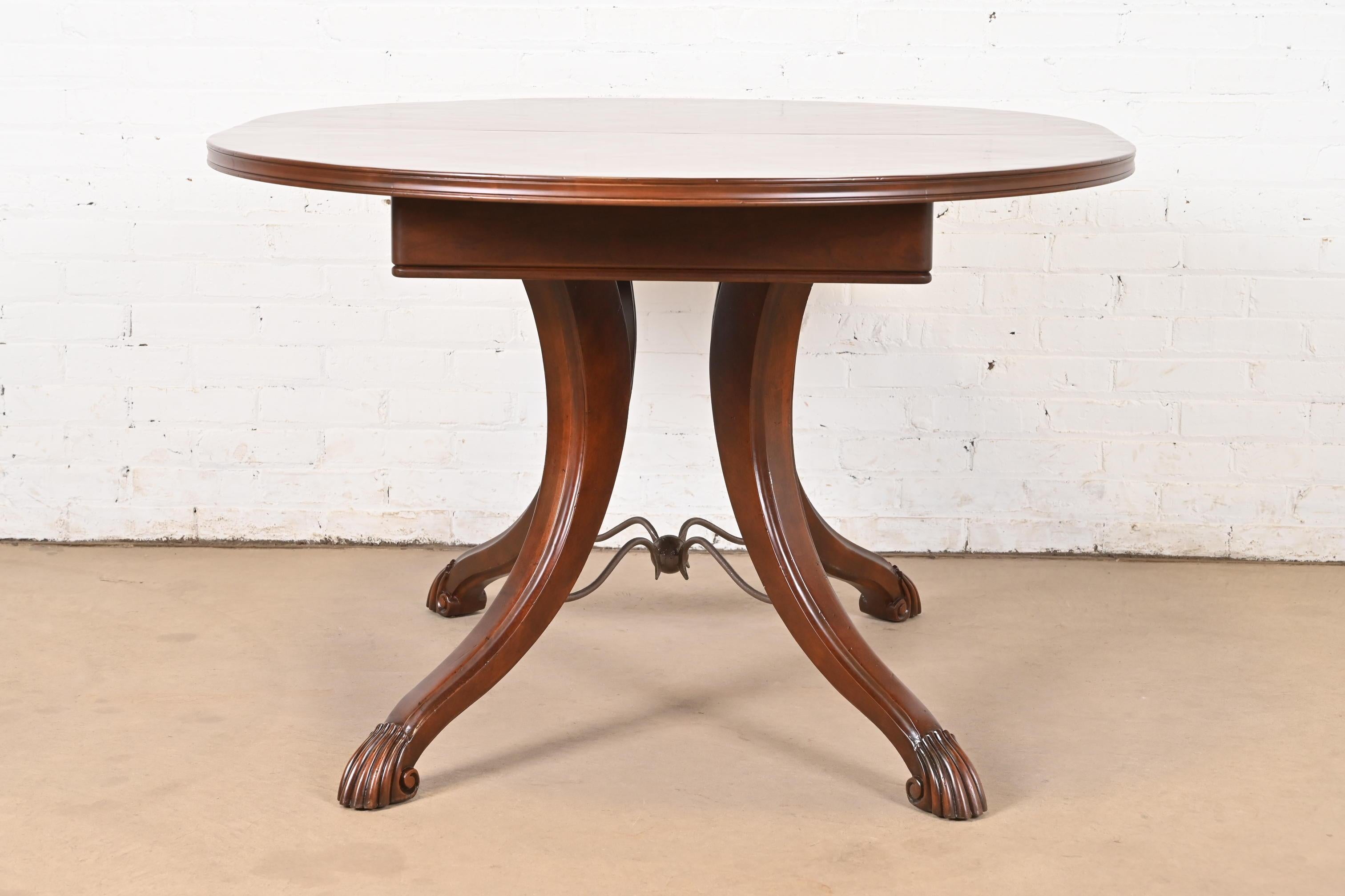 Table de salle à manger provinciale italienne en cerisier sculpté par Emanuel Morez, revernie en vente 5