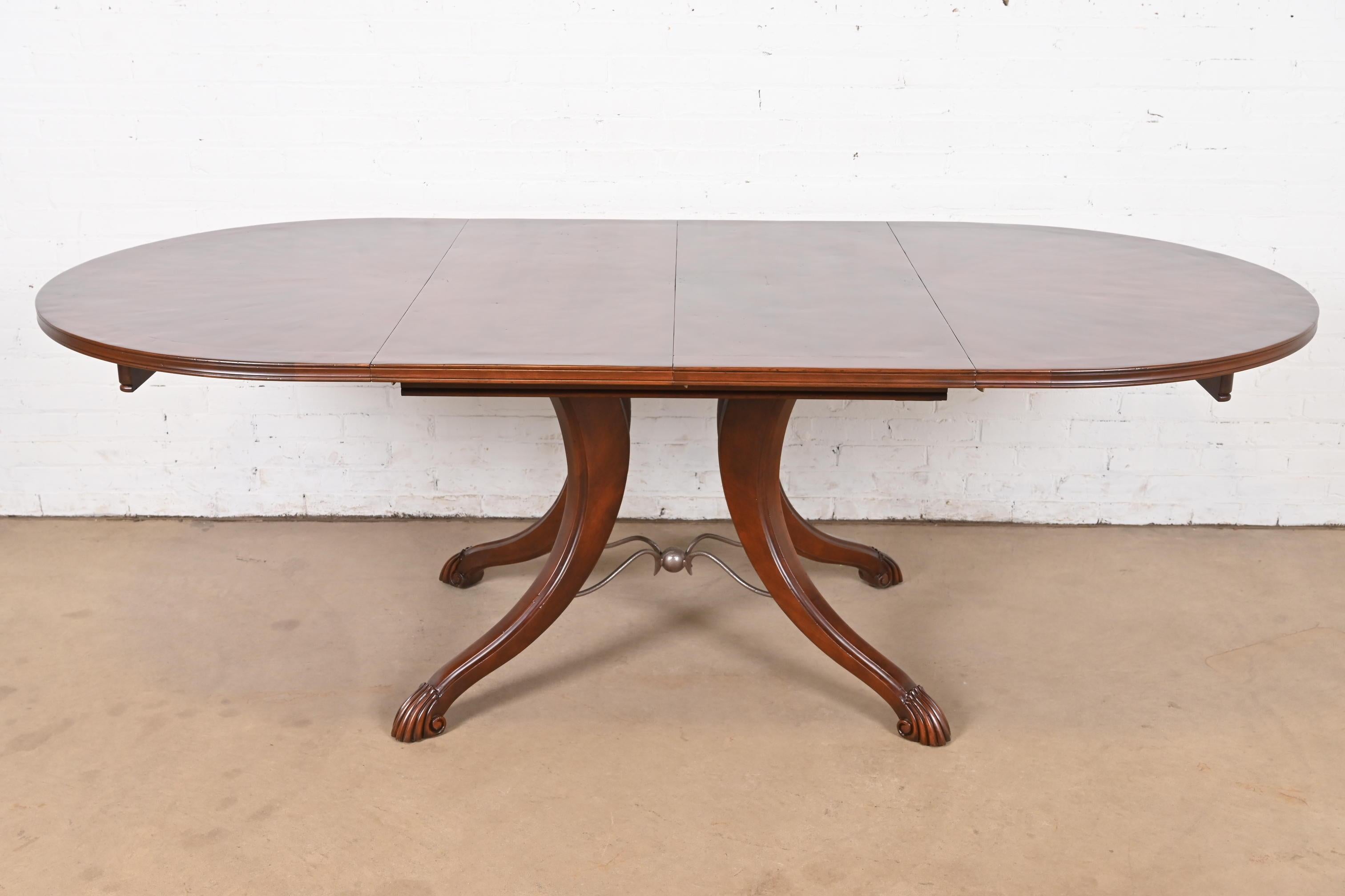 Exceptionnelle table de salle à manger à rallonge de style provincial italien

À la manière de Henredon

Par Emanuel Morez

États-Unis, fin du 20e siècle

Bois de cerisier sculpté, avec un magnifique motif de rayons de soleil sur le dessus, et