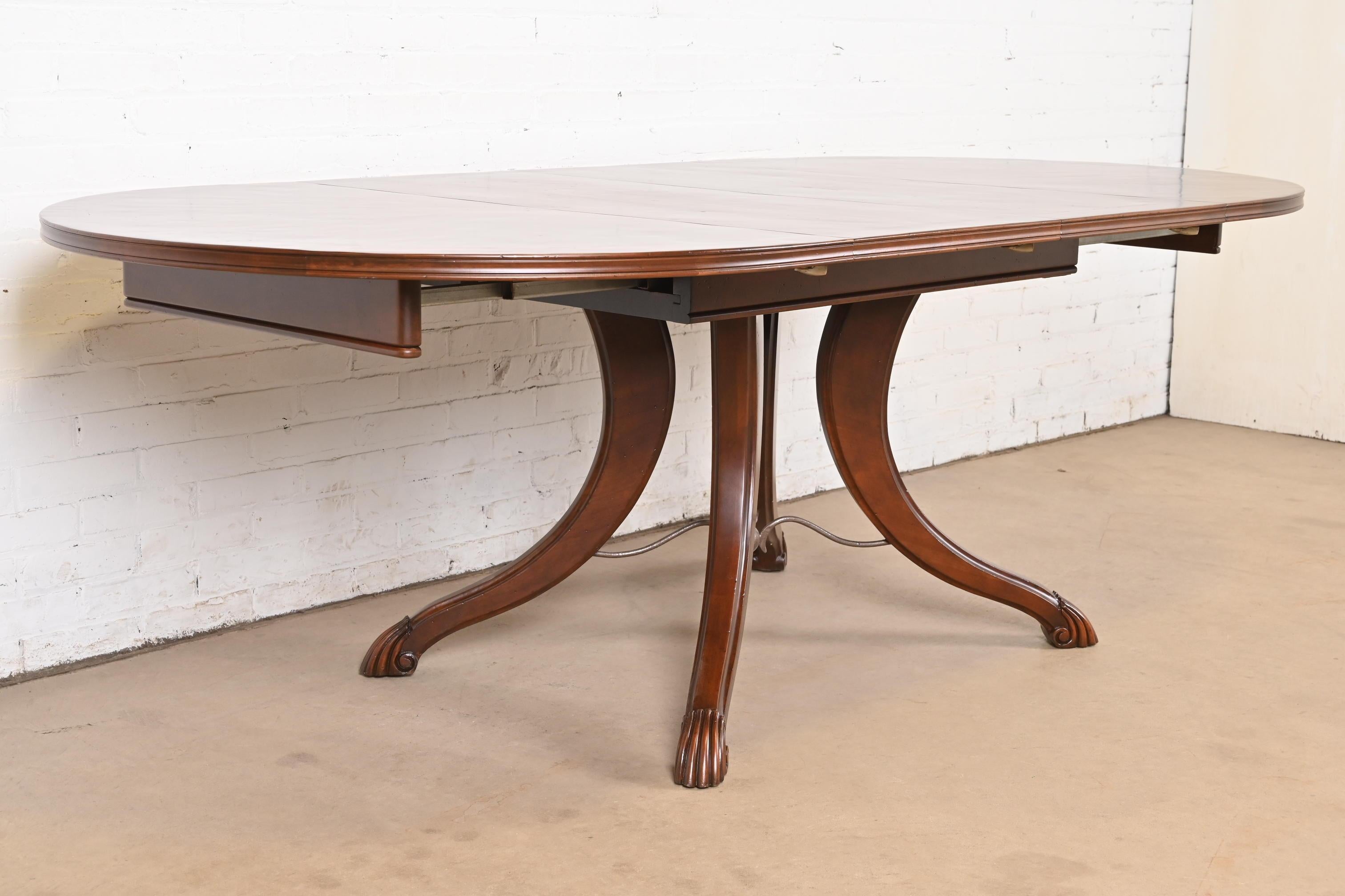 Table de salle à manger provinciale italienne en cerisier sculpté par Emanuel Morez, revernie Bon état - En vente à South Bend, IN
