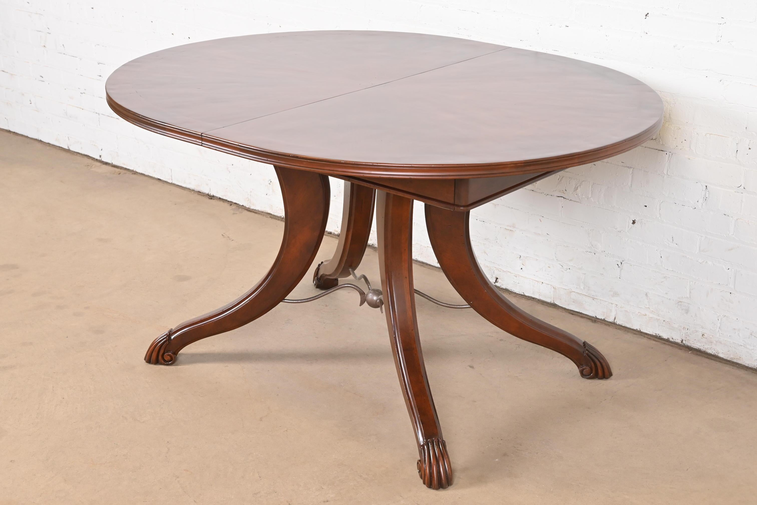 Table de salle à manger provinciale italienne en cerisier sculpté par Emanuel Morez, revernie en vente 2