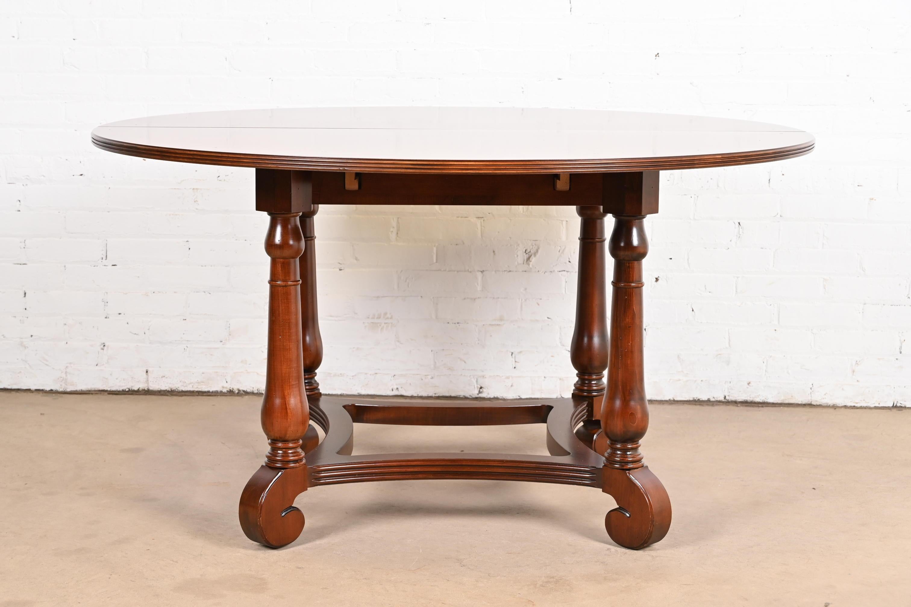 Table de salle à manger provinciale italienne à rallonge en bois de cerisier, nouvellement restaurée en vente 4