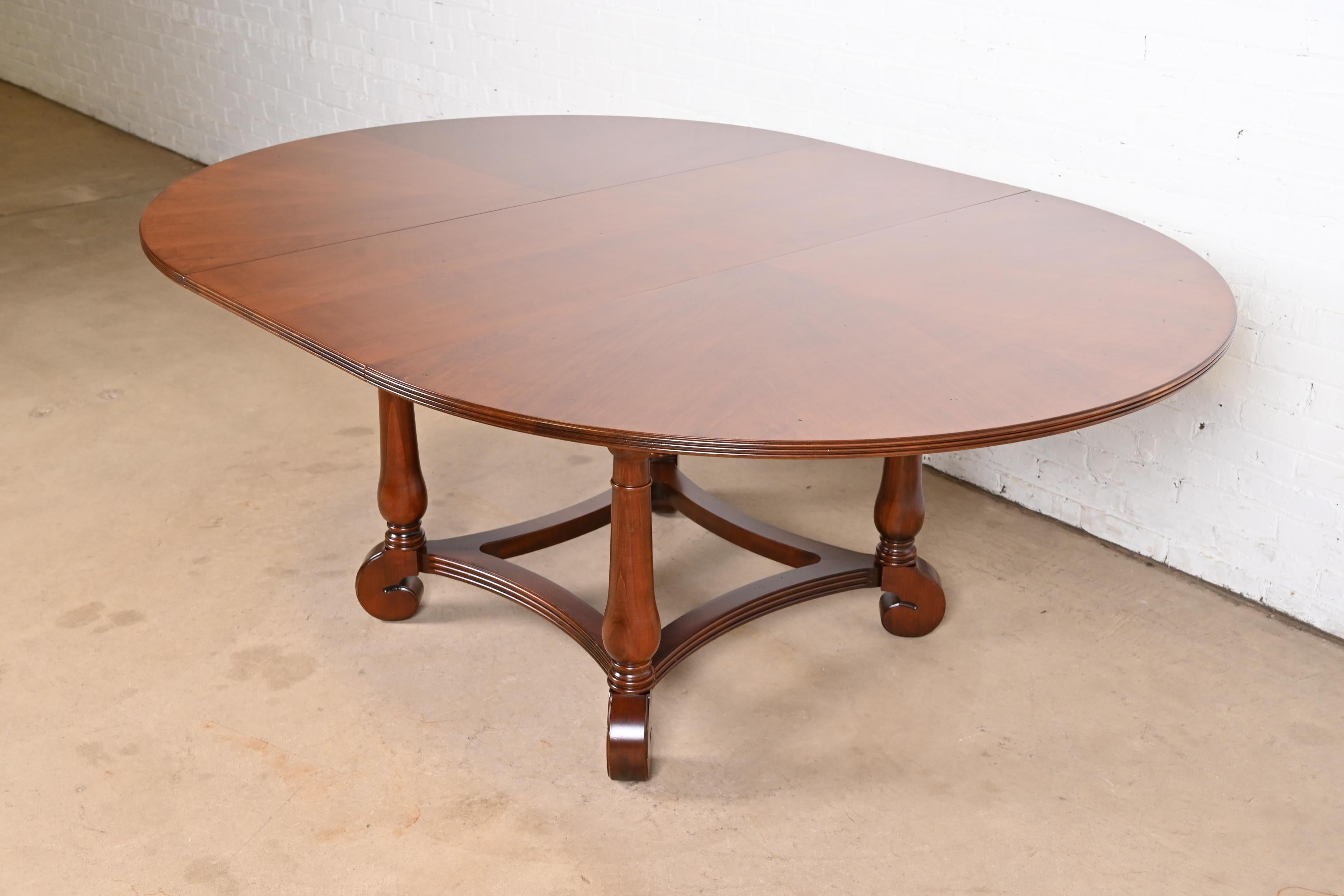 Exceptionnelle table de salle à manger à pied à rallonge de style provincial italien ou campagnard français

États-Unis, fin du 20e siècle

Dimensions : 56 