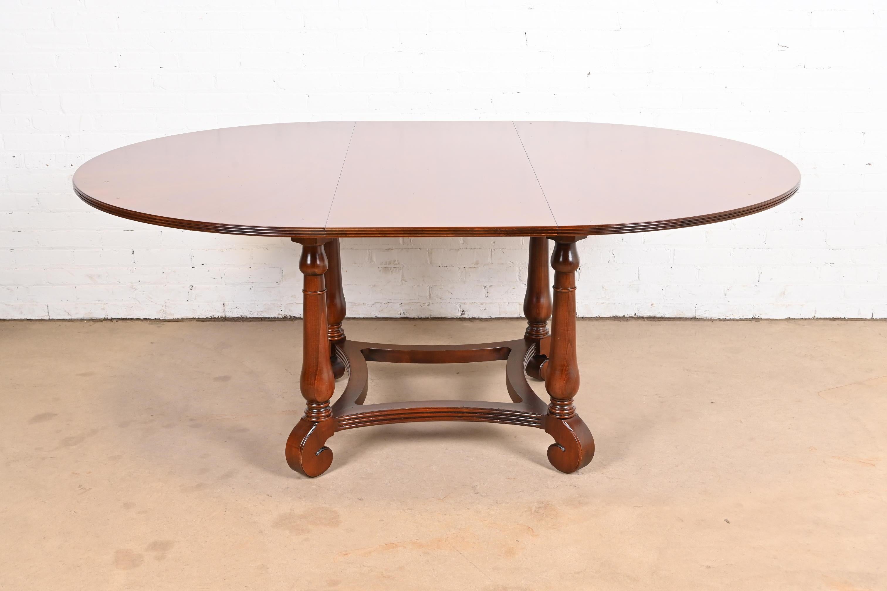 Néoclassique Table de salle à manger provinciale italienne à rallonge en bois de cerisier, nouvellement restaurée en vente