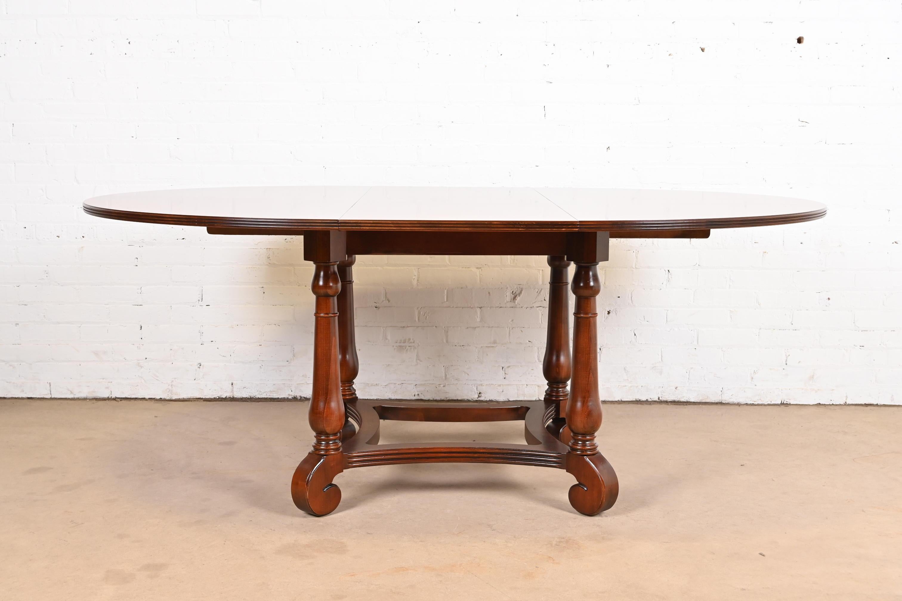 Américain Table de salle à manger provinciale italienne à rallonge en bois de cerisier, nouvellement restaurée en vente