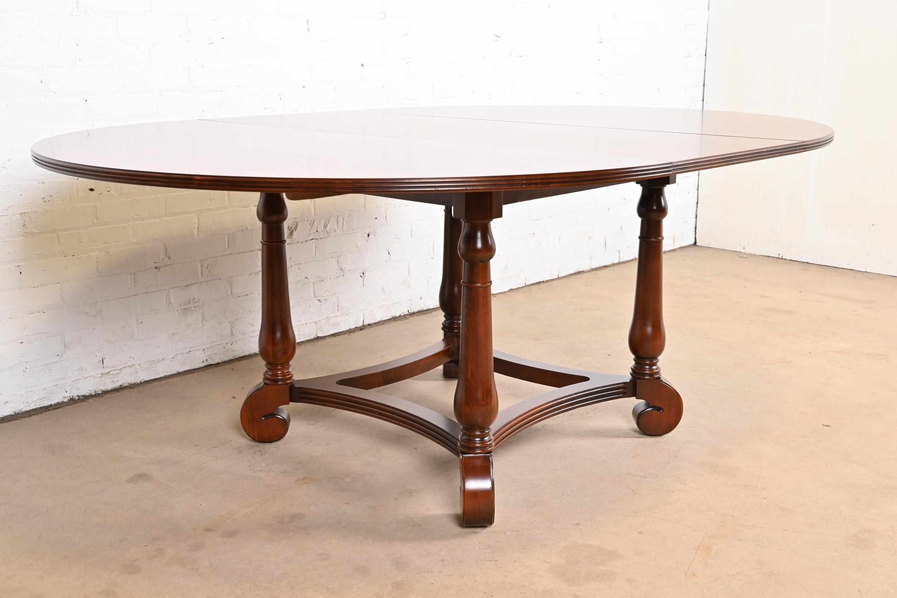 Table de salle à manger provinciale italienne à rallonge en bois de cerisier, nouvellement restaurée Bon état - En vente à South Bend, IN