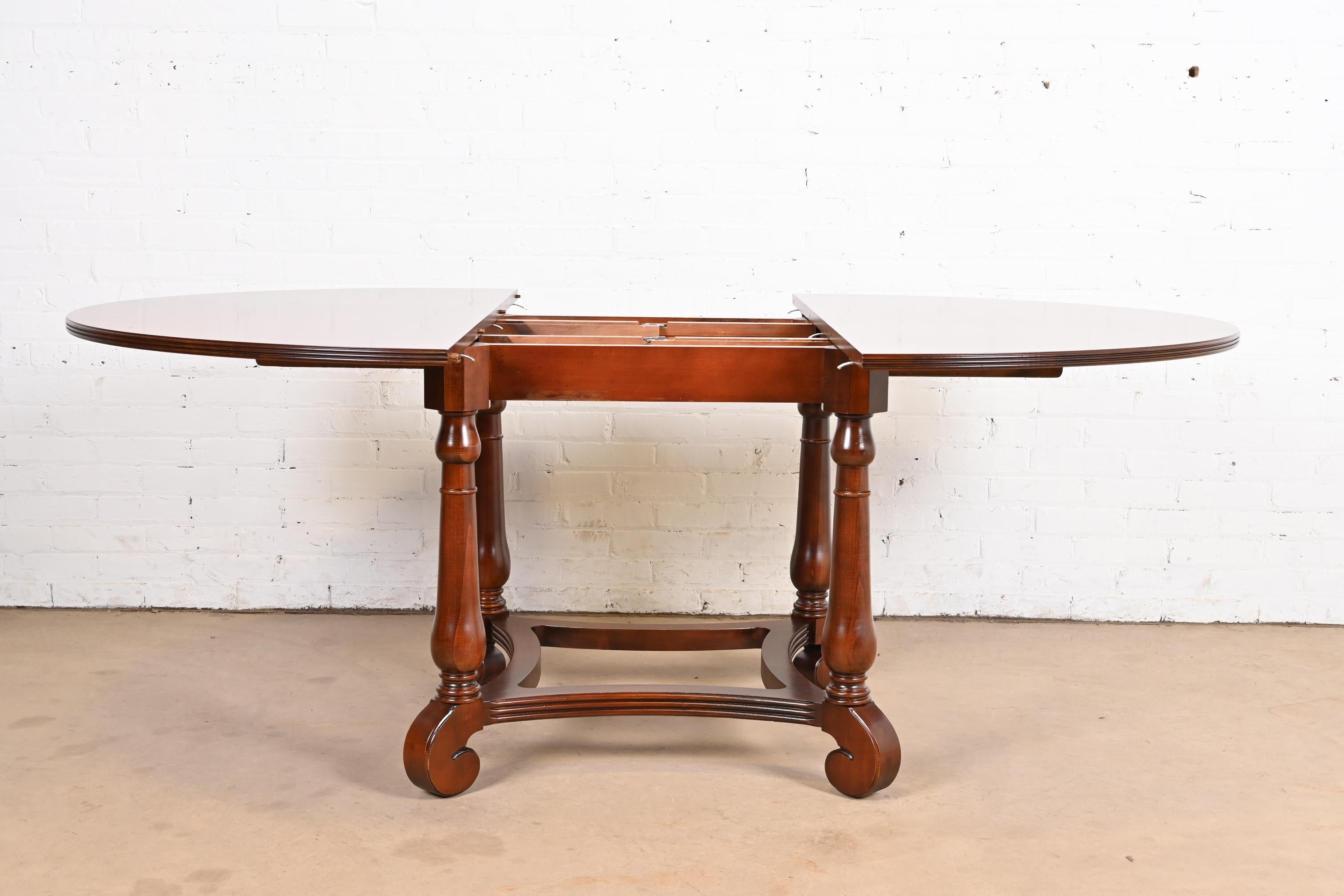 20ième siècle Table de salle à manger provinciale italienne à rallonge en bois de cerisier, nouvellement restaurée en vente