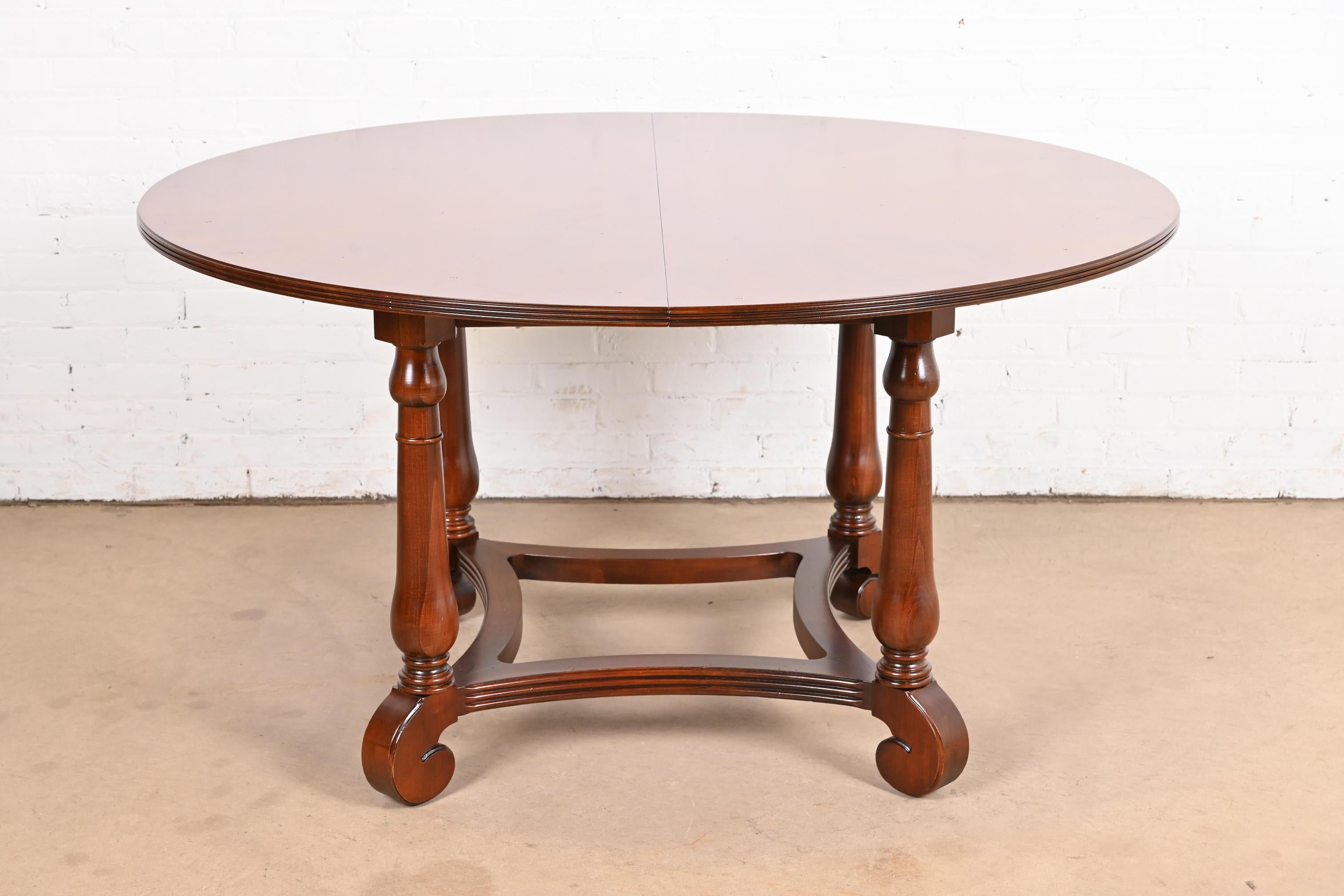 Cerise Table de salle à manger provinciale italienne à rallonge en bois de cerisier, nouvellement restaurée en vente