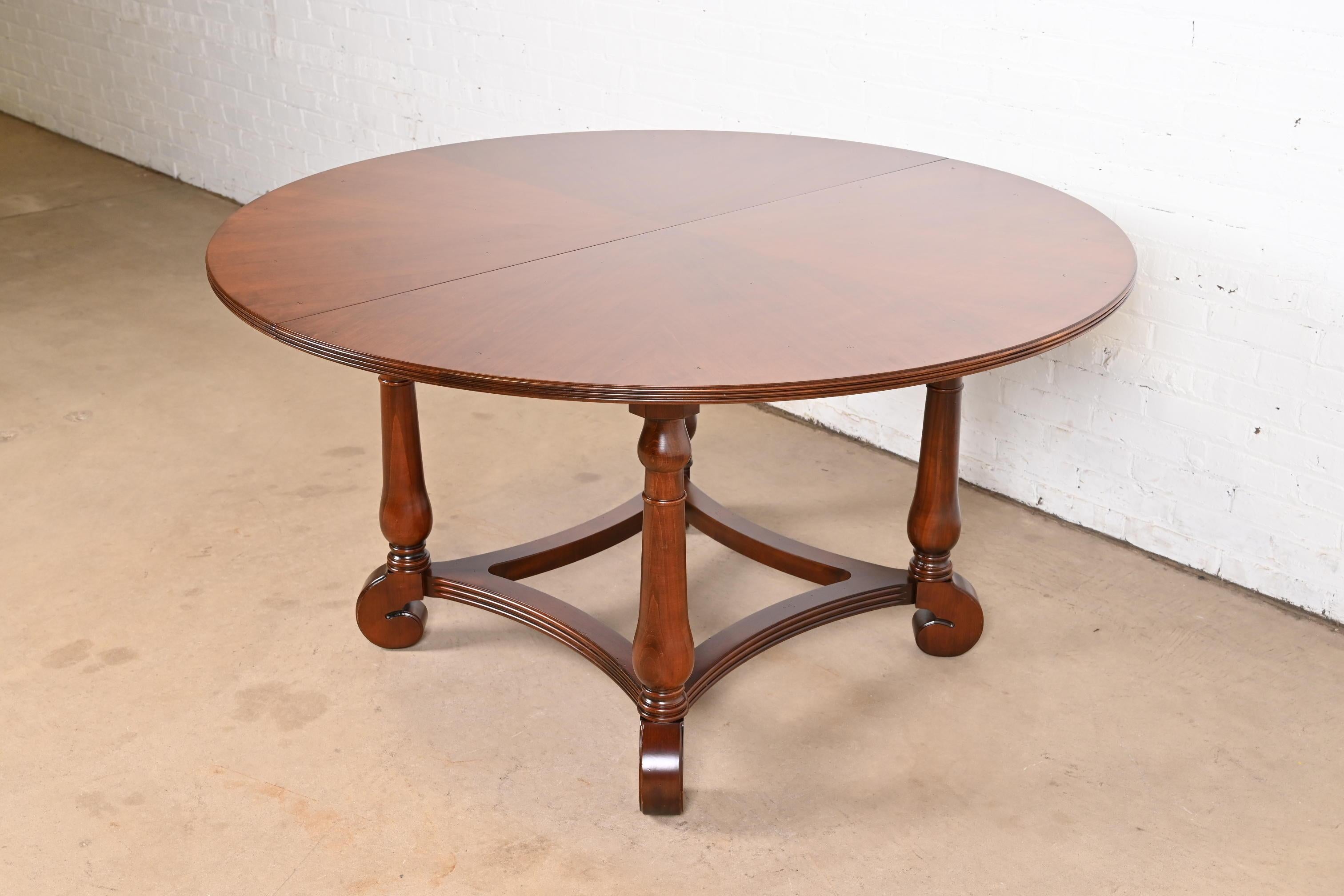 Table de salle à manger provinciale italienne à rallonge en bois de cerisier, nouvellement restaurée en vente 1