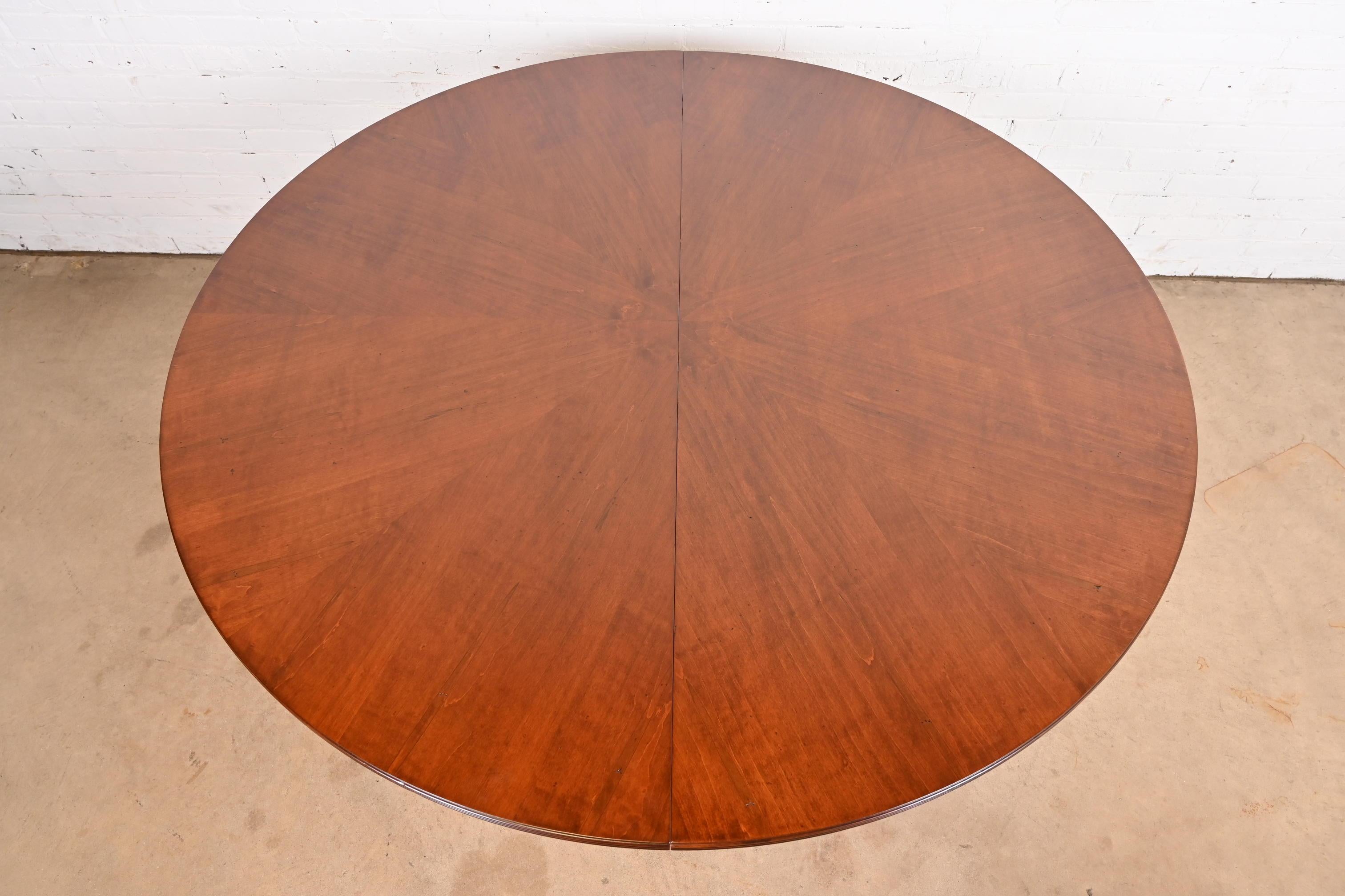 Table de salle à manger provinciale italienne à rallonge en bois de cerisier, nouvellement restaurée en vente 2