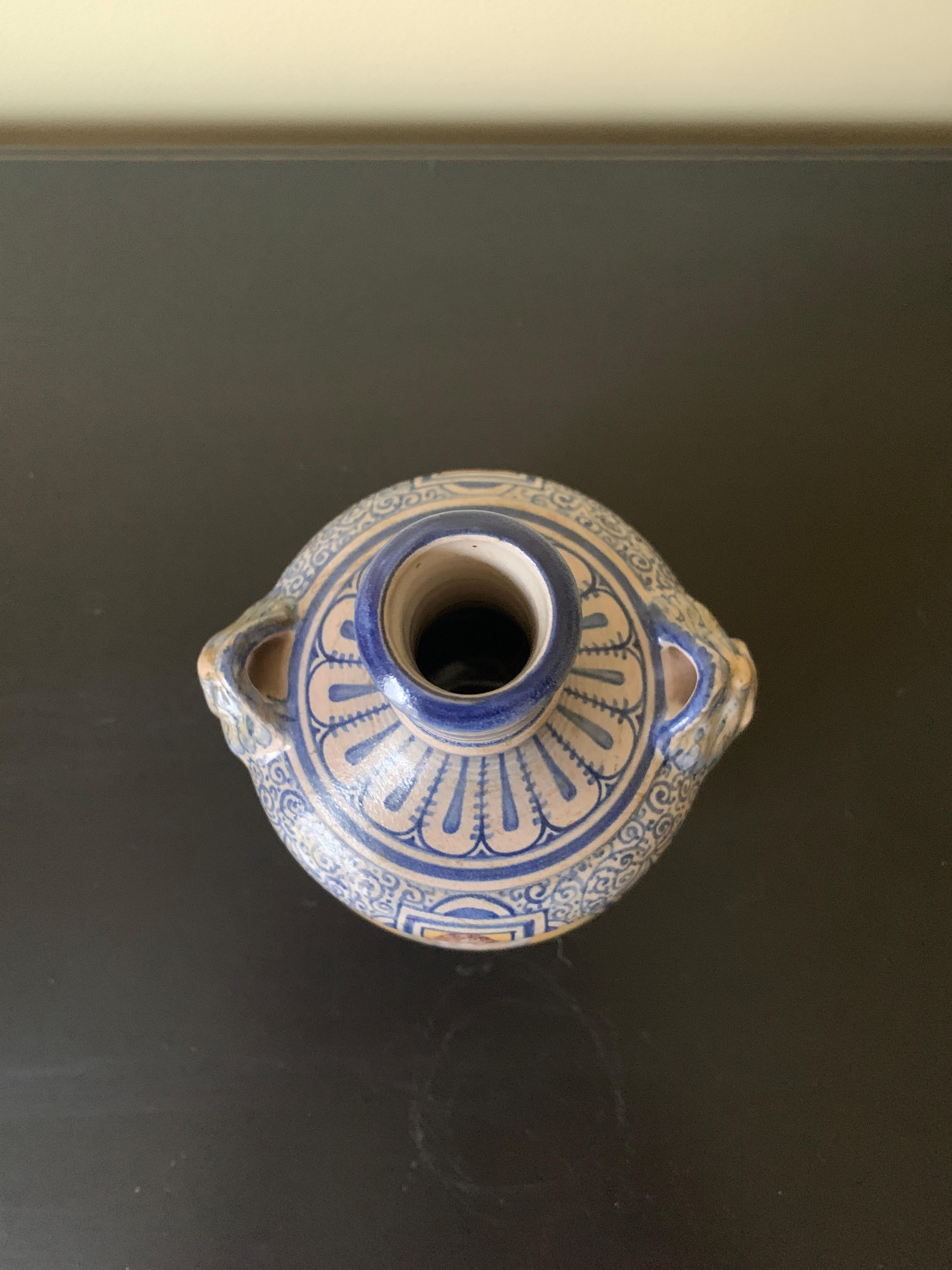 Italienische Provinz Deruta Hand gemalt Fayence Allegorical Keramik Krug Vase (20. Jahrhundert) im Angebot