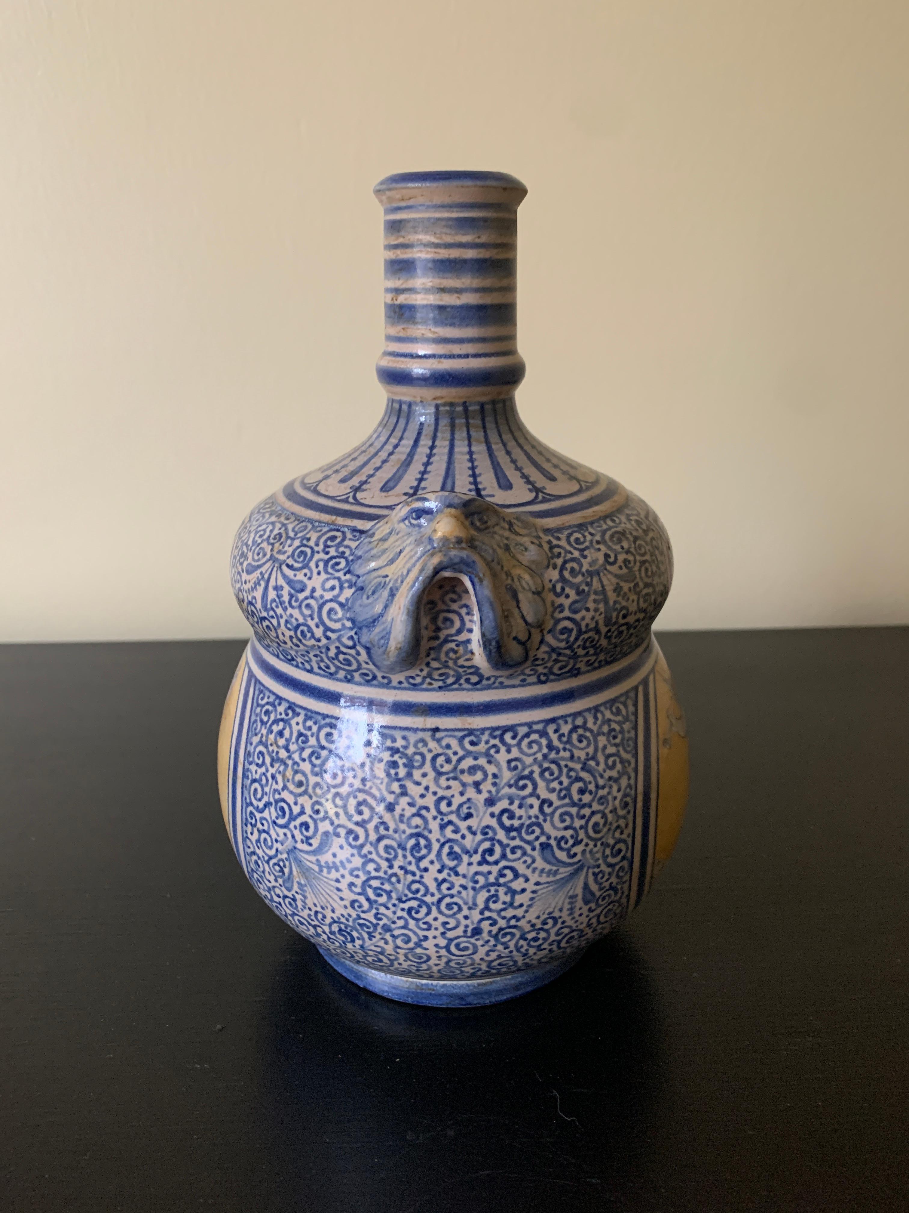 Italienische Provinz Deruta Hand gemalt Fayence Allegorical Keramik Krug Vase im Angebot 1