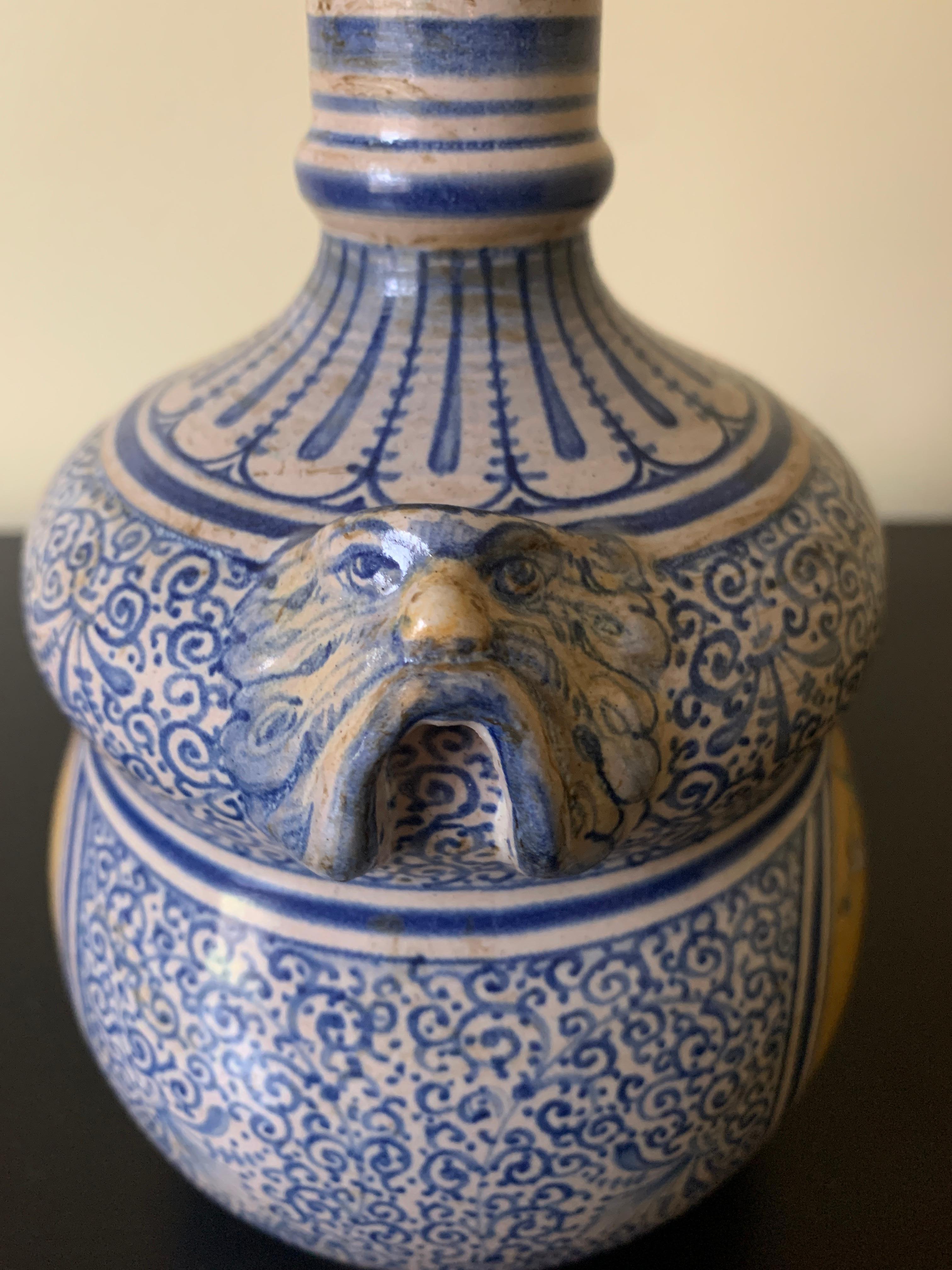 Faïence Vase pictural provincial italien Deruta peint à la main en faïence représentant une cruche allégorique en vente
