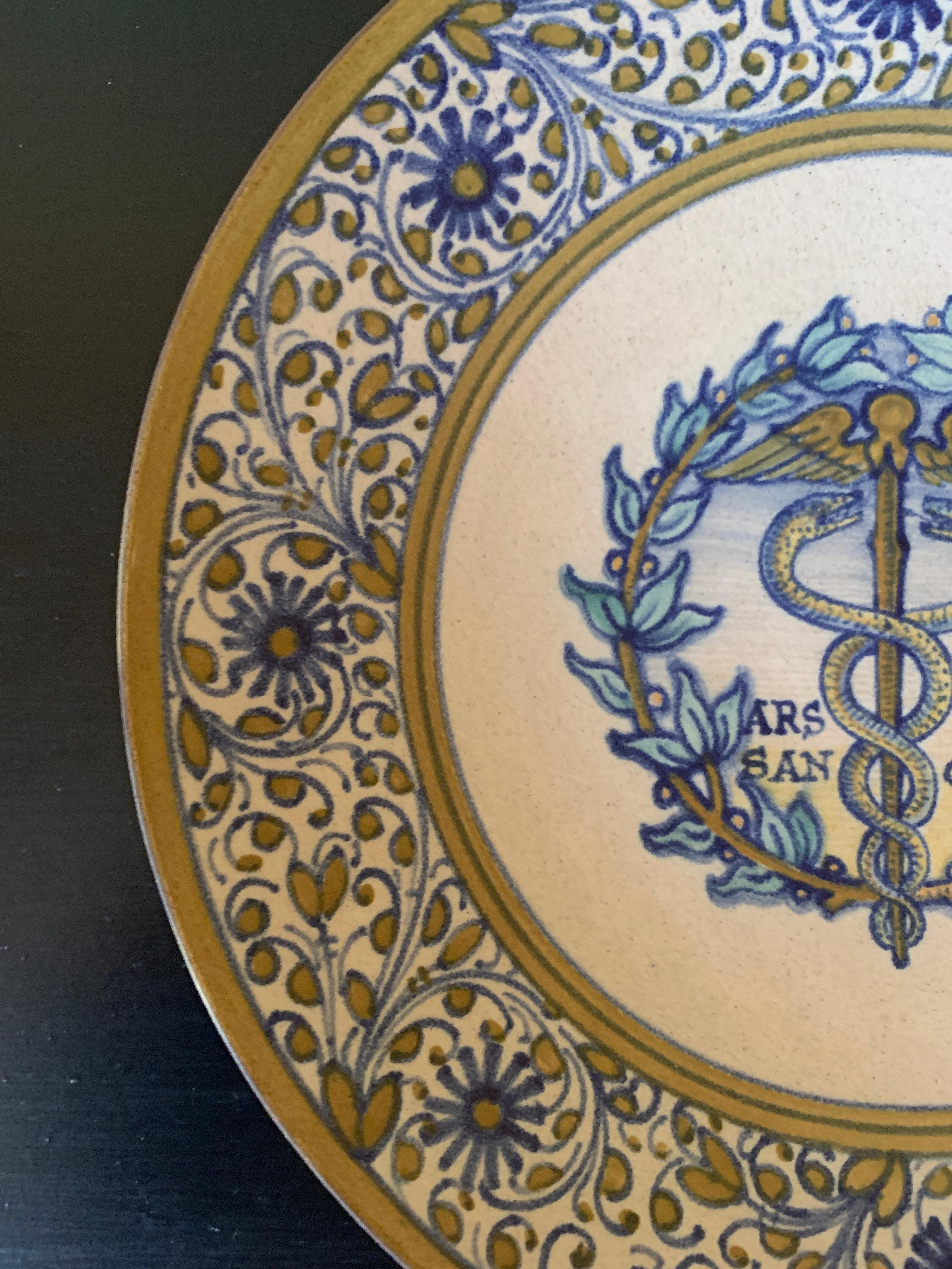 Italian Provincial Deruta Hand Painted Faience Caduceus Pottery Wall Plate In Good Condition For Sale In Elkhart, IN