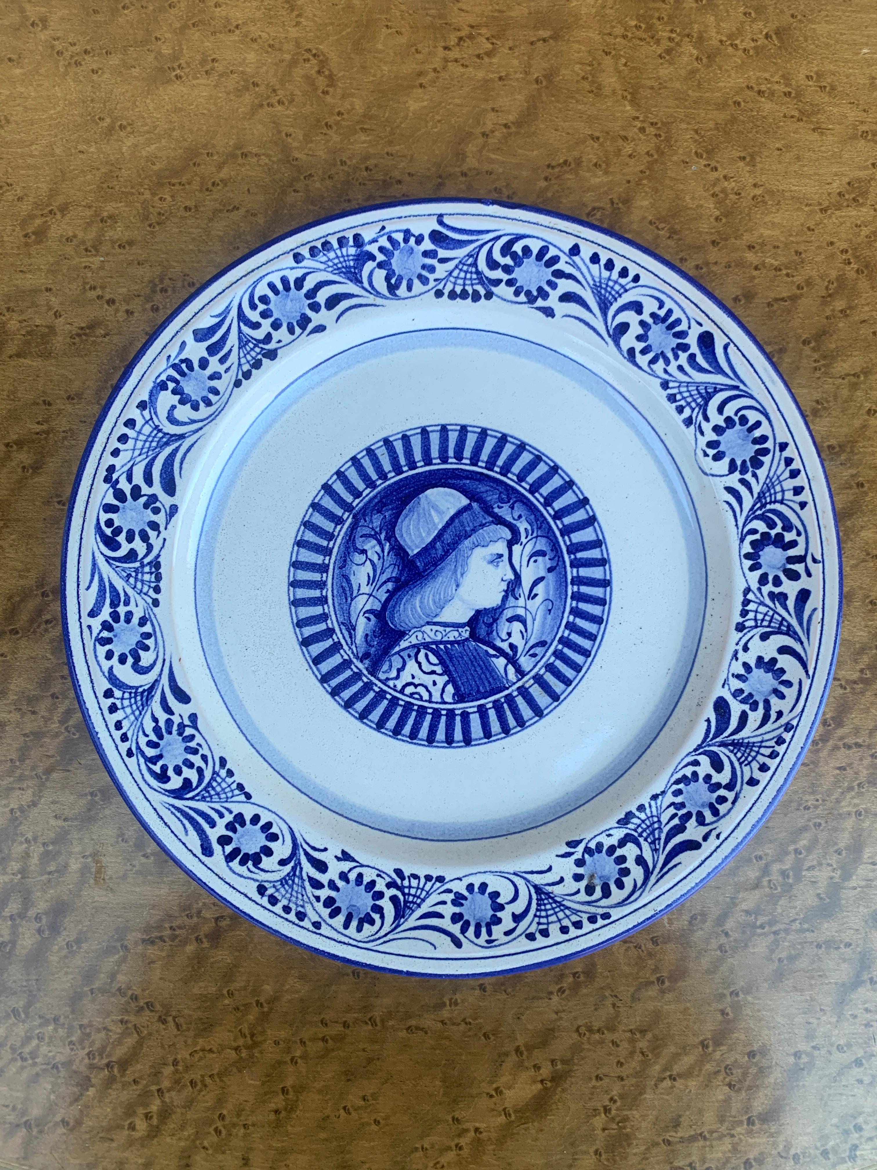 Magnifique assiette murale en faïence bleue et blanche de style provincial italien ou Renaissance, peinte à la main, représentant un portrait masculin et des motifs floraux.

Attribué à Deruta

Italie, Fin du 20e siècle

Mesures : 10,75 