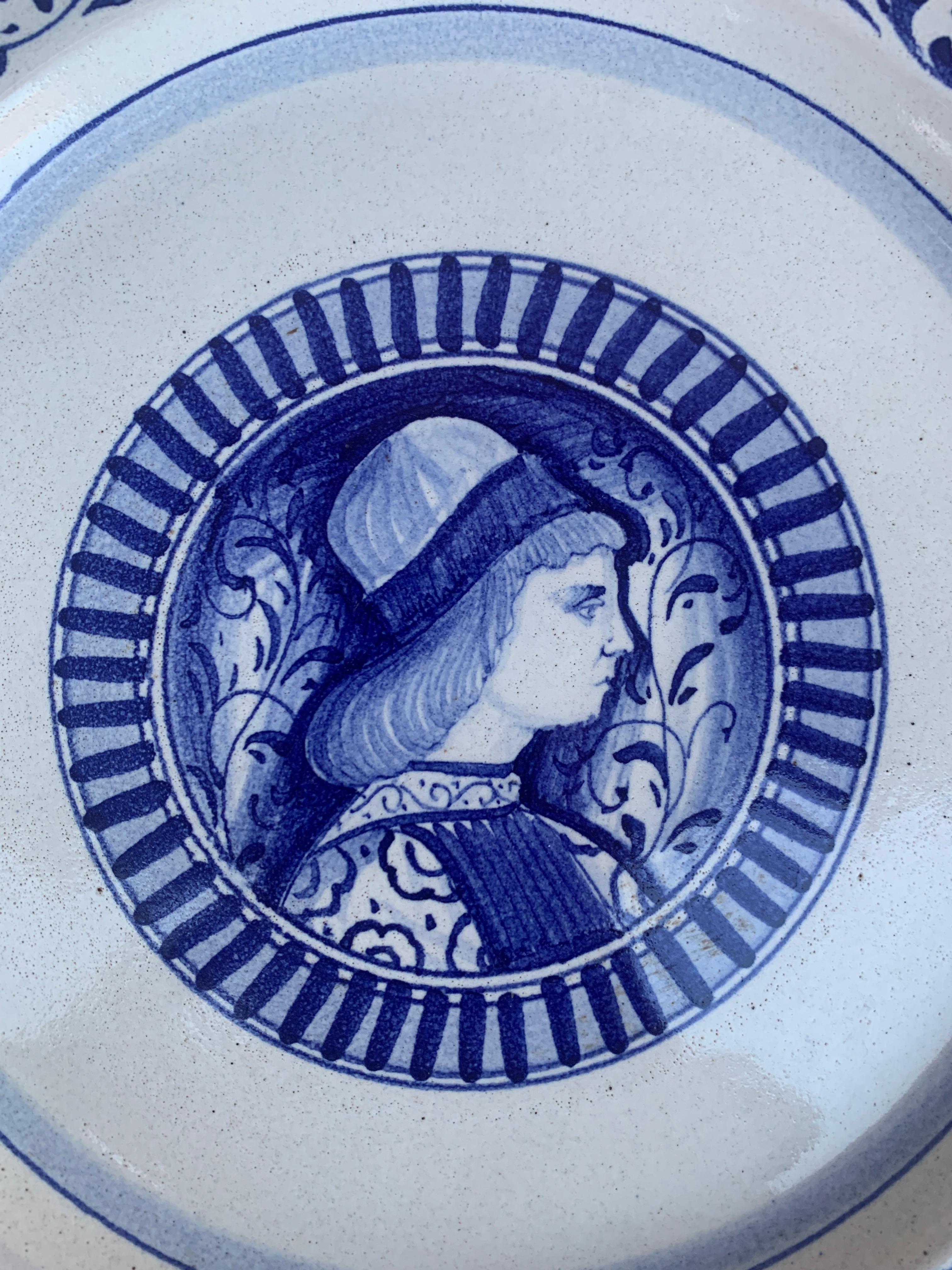 Baroque Assiette murale provinciale italienne en faïence peinte à la main avec portrait en vente