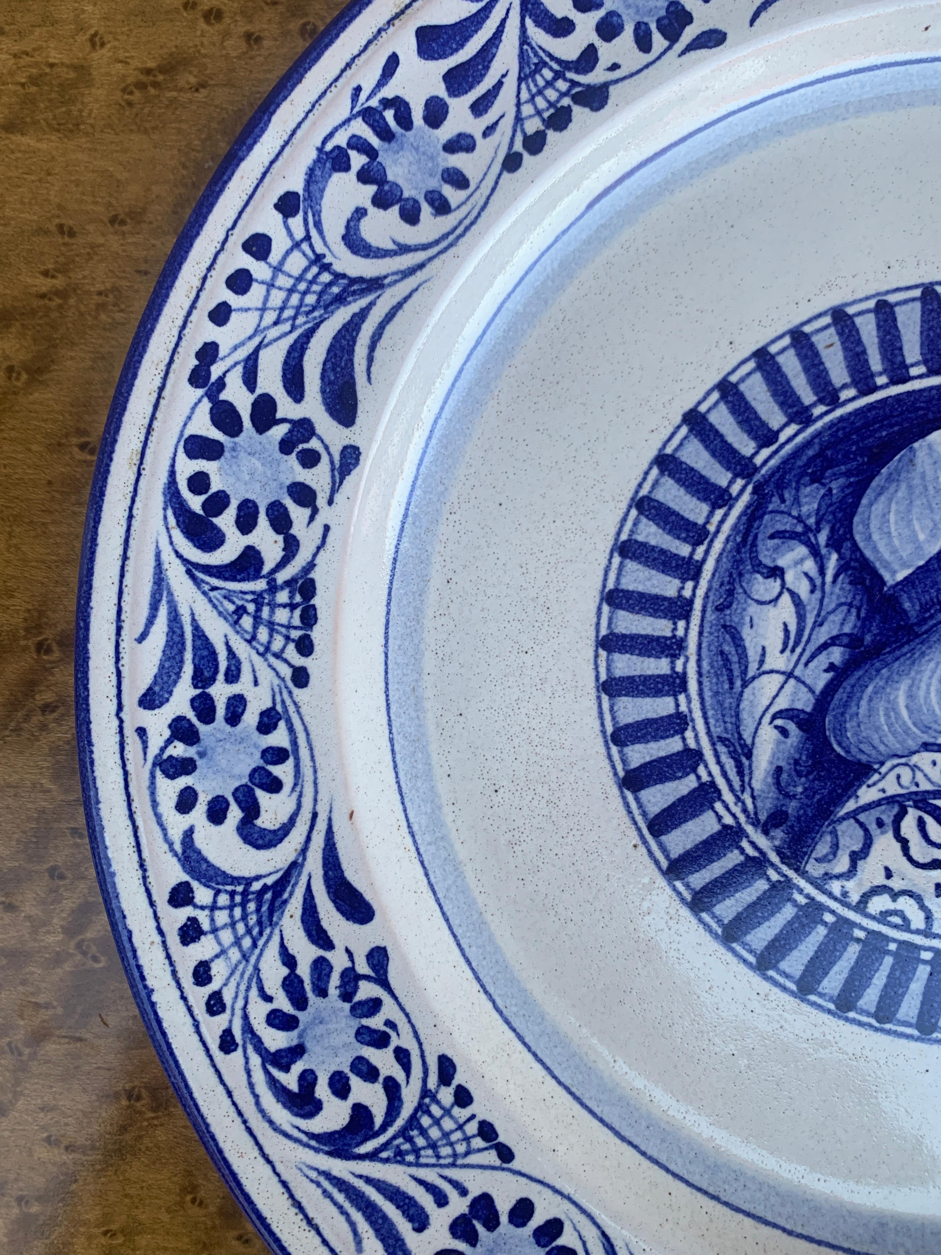 Assiette murale provinciale italienne en faïence peinte à la main avec portrait Bon état - En vente à Elkhart, IN