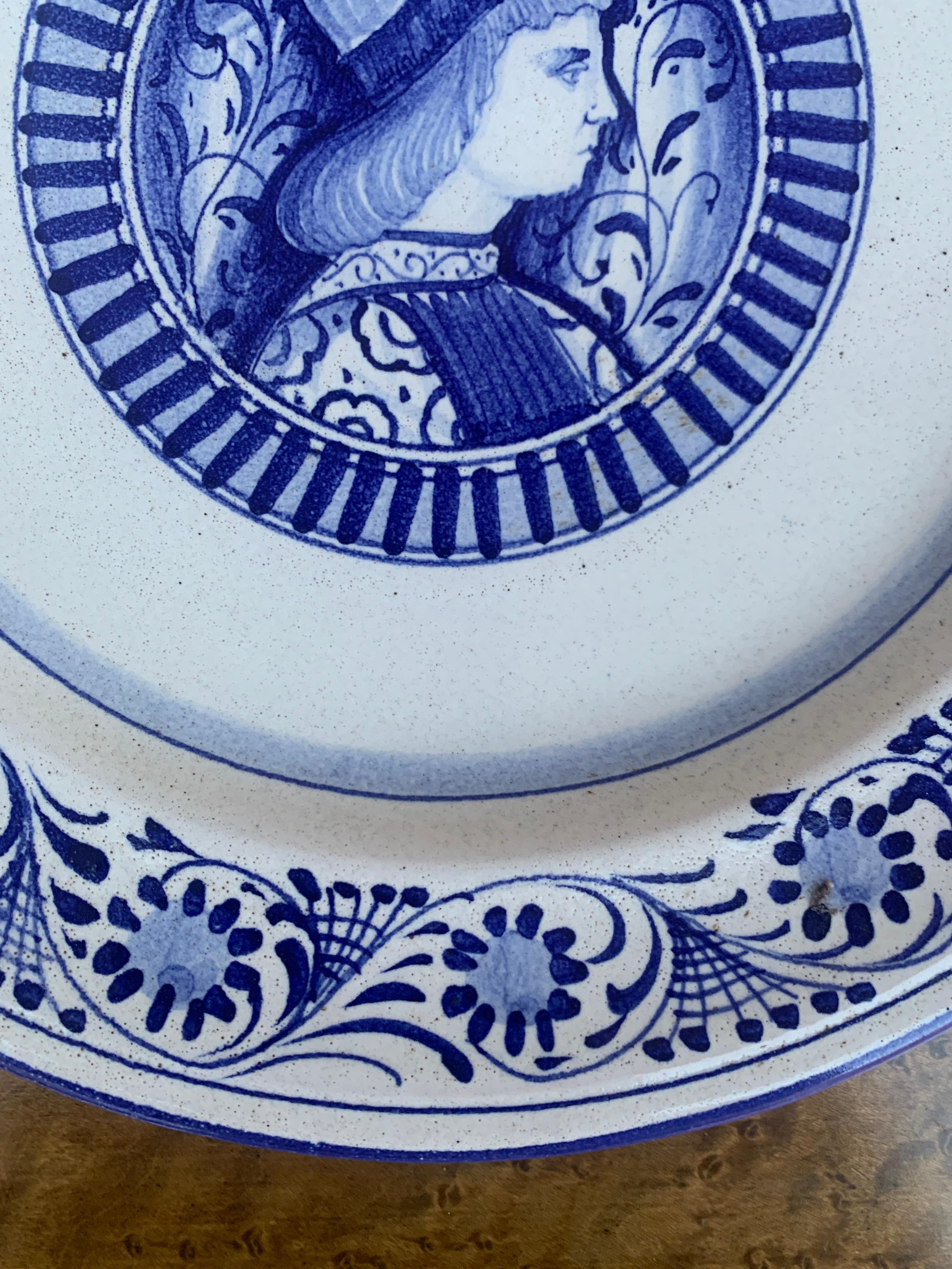 20ième siècle Assiette murale provinciale italienne en faïence peinte à la main avec portrait en vente