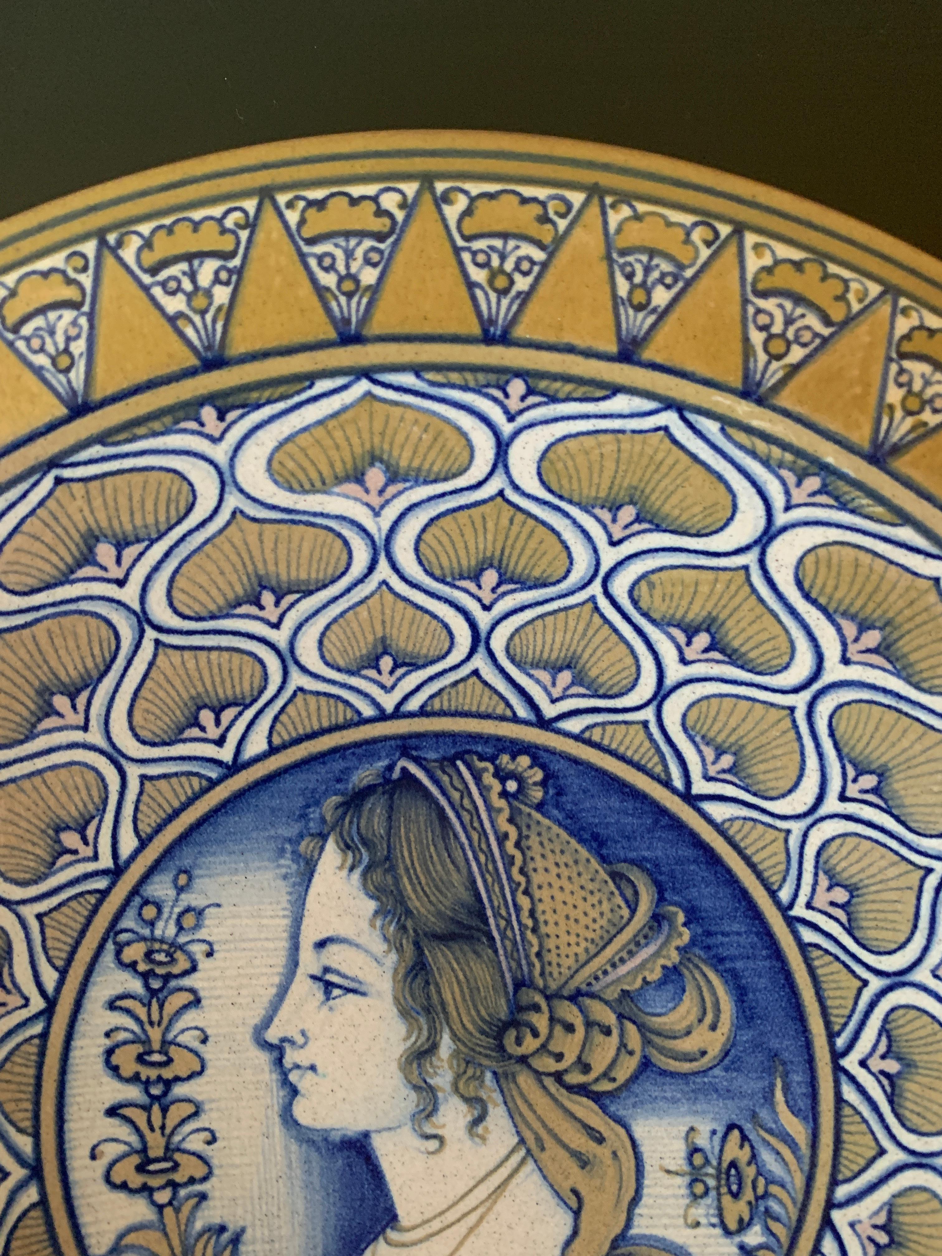 Barocco Piatto da parete in ceramica provinciale italiana di Deruta dipinta a mano con ritratto