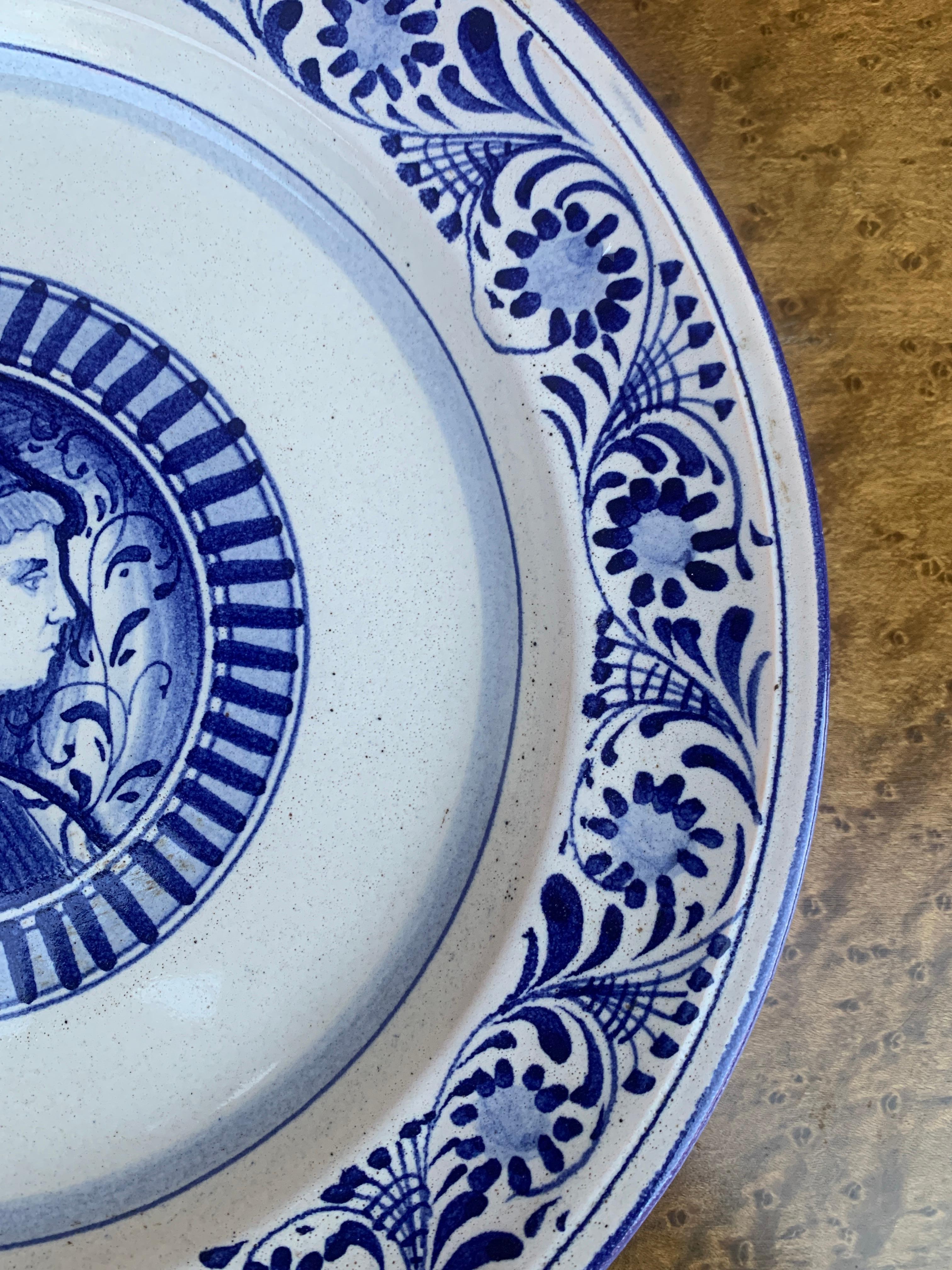 Faïence Assiette murale provinciale italienne en faïence peinte à la main avec portrait en vente