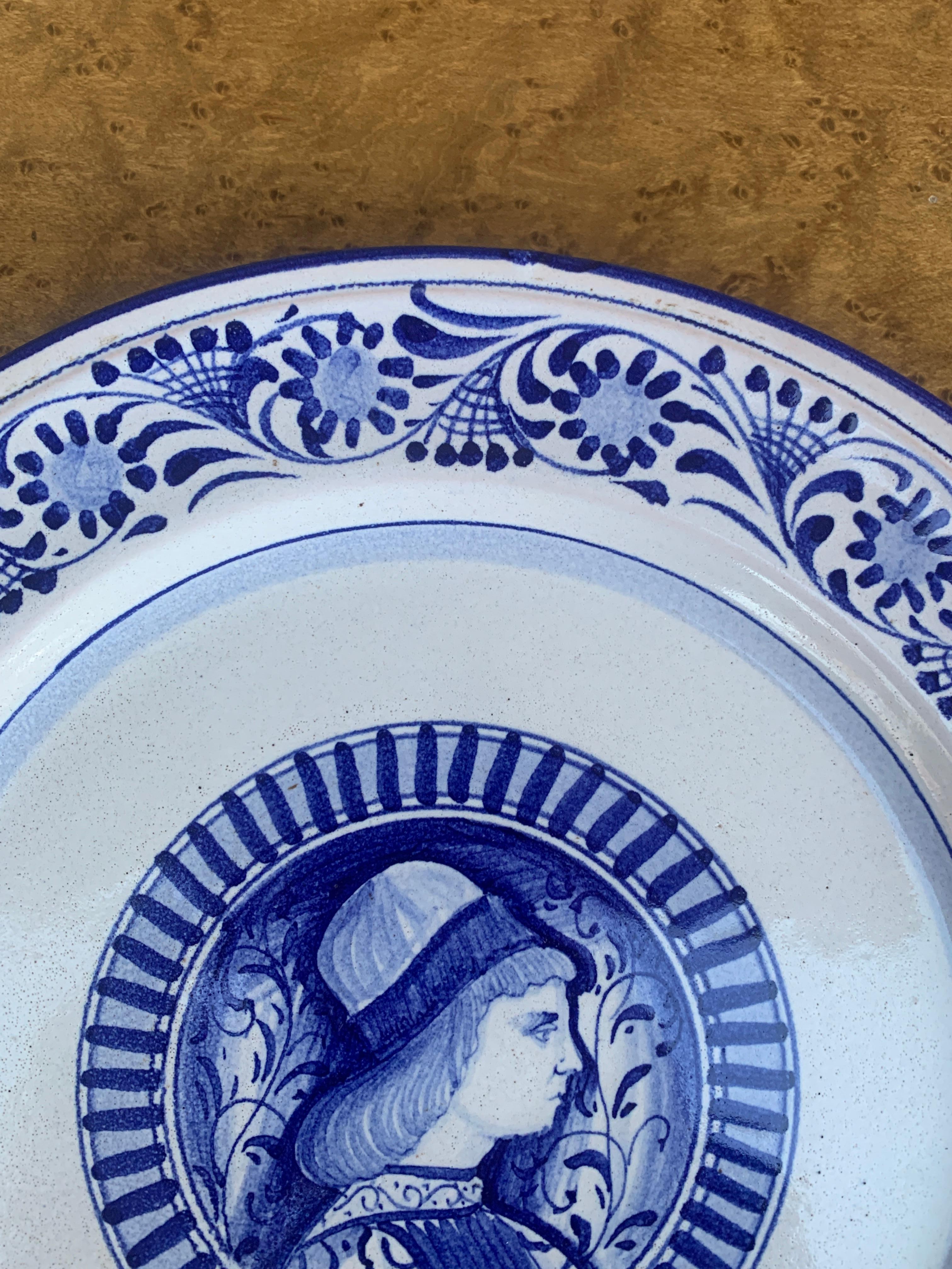 Assiette murale provinciale italienne en faïence peinte à la main avec portrait en vente 1