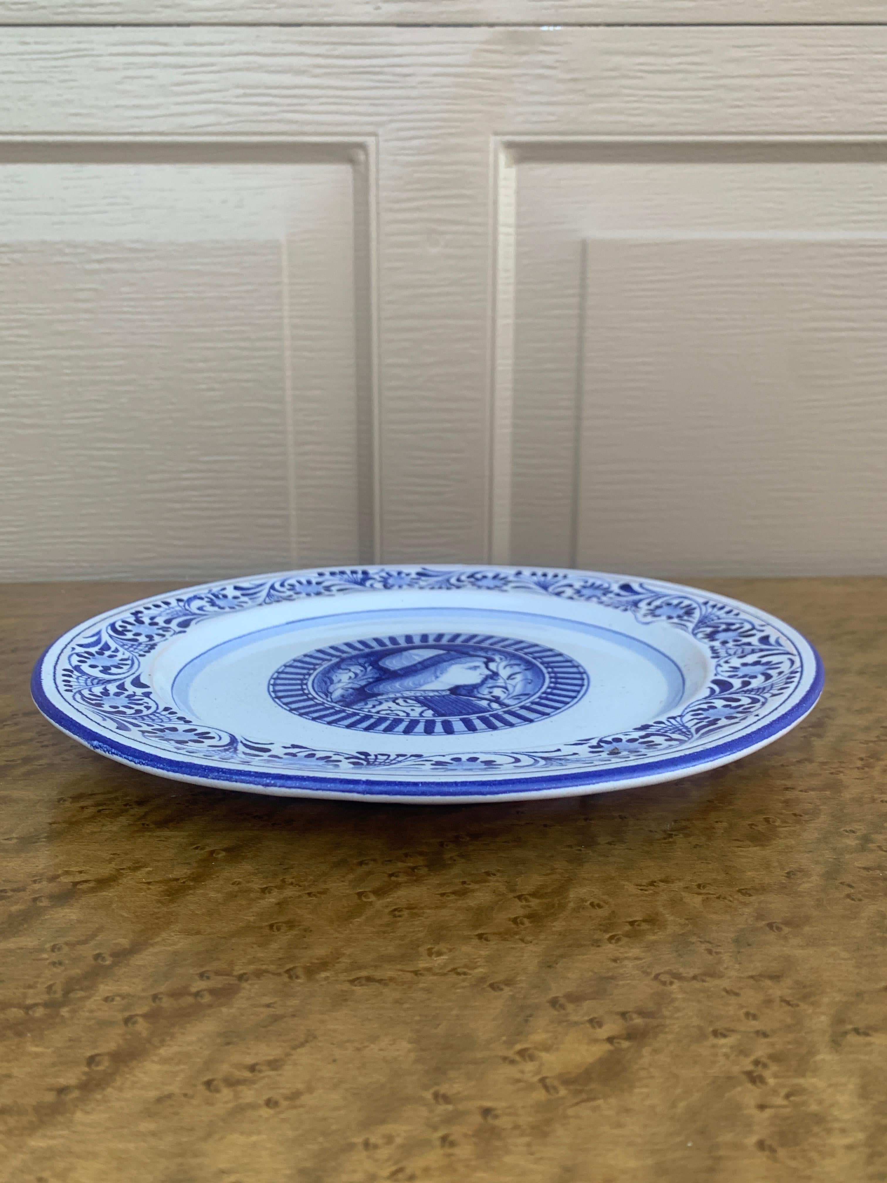 Assiette murale provinciale italienne en faïence peinte à la main avec portrait en vente 2