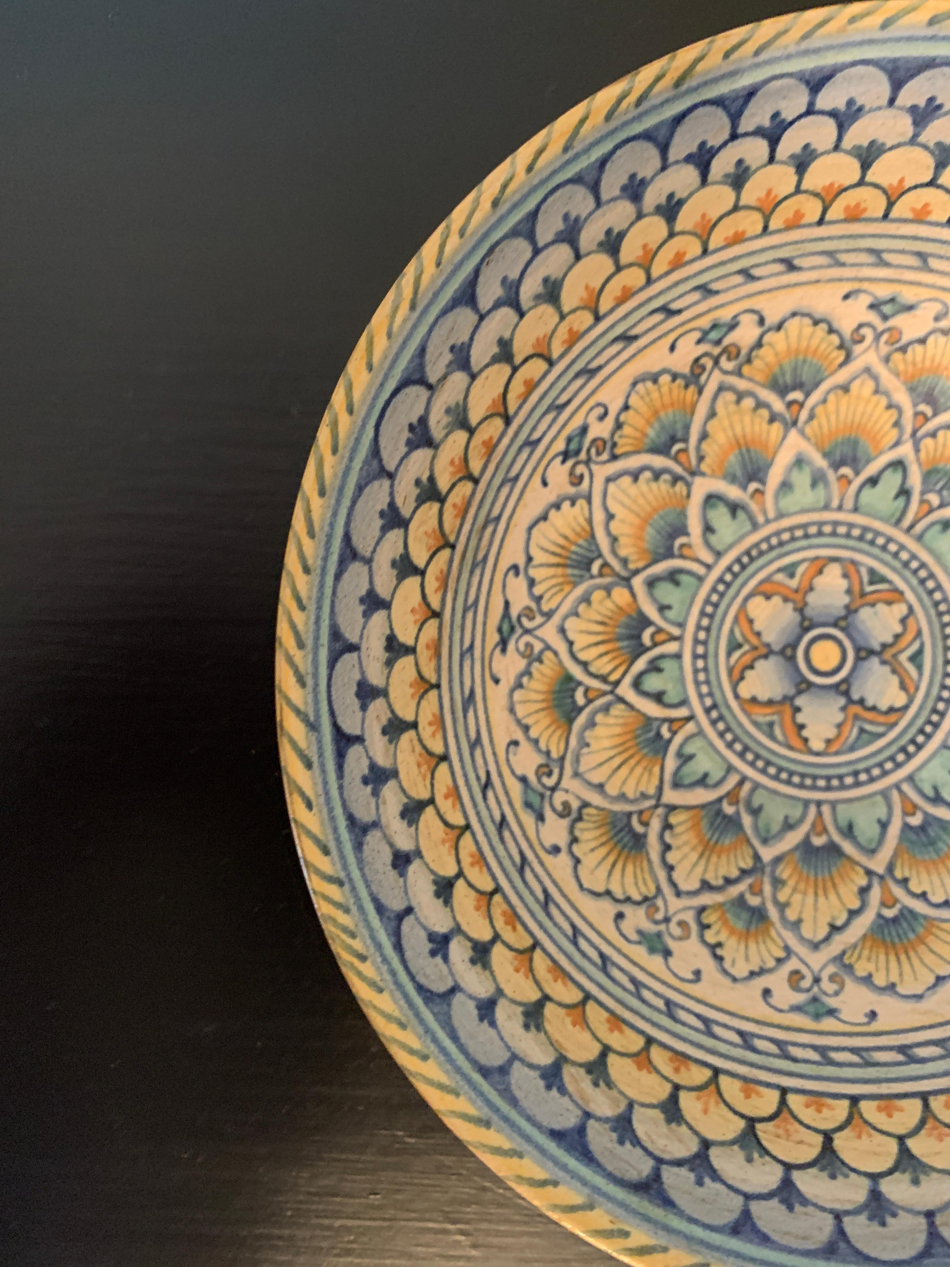 Italian Provincial Deruta Hand Painted Faience Pottery Bowl In Good Condition In Elkhart, IN