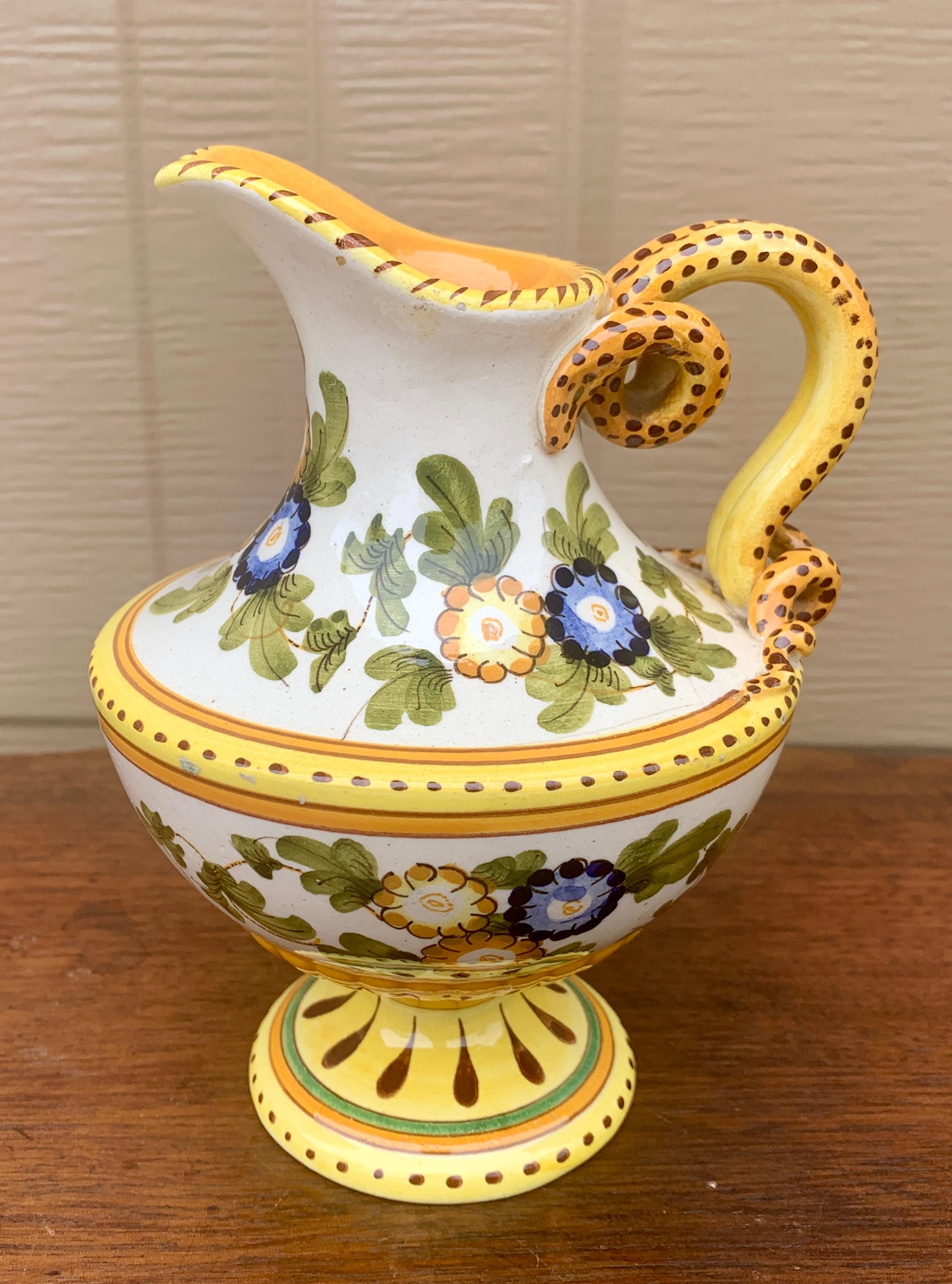 Preciosa jarra o jarrón de loza azul, blanca, amarilla y verde pintada a mano con diseños florales.

Por Deruta

Italia, finales del siglo XX

Medidas: 5