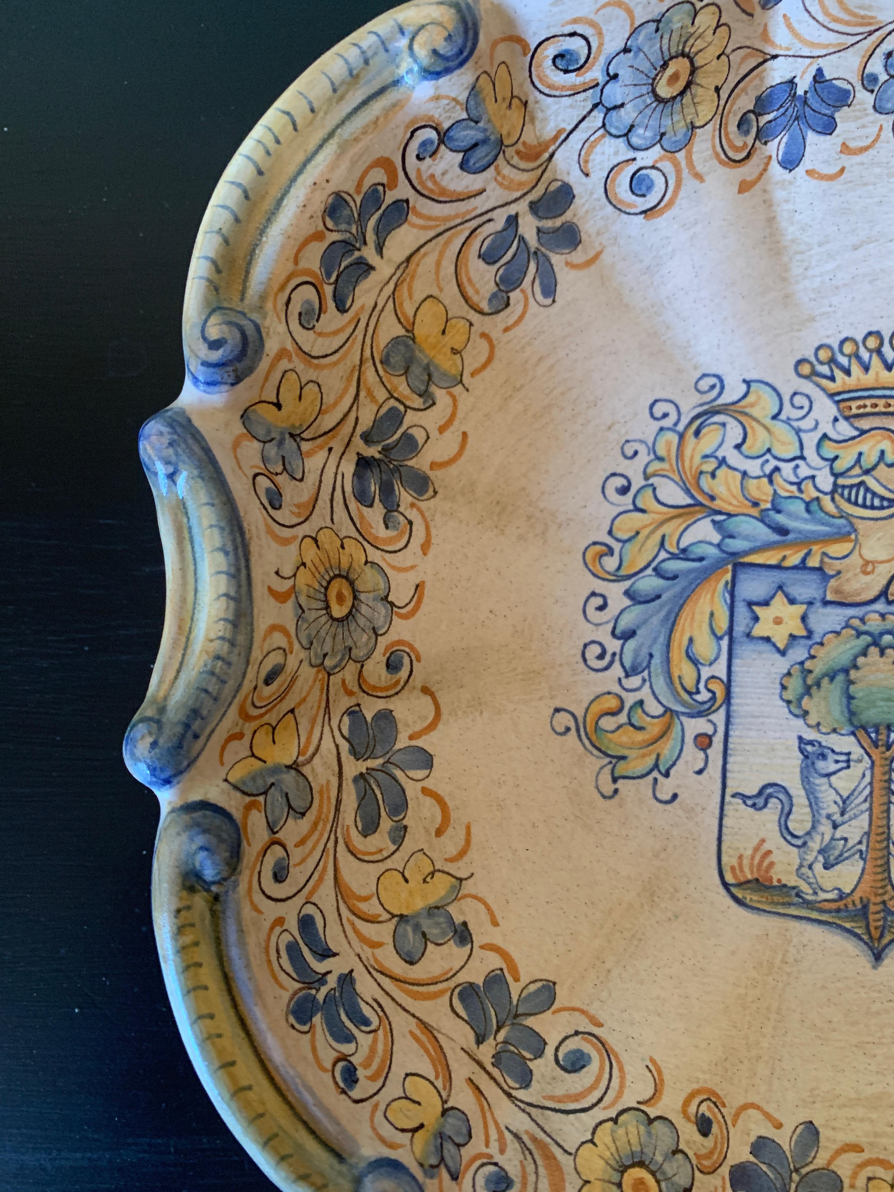 Italian Provincial Deruta Hand Painted Faience Pottery Wall Plate In Good Condition In Elkhart, IN