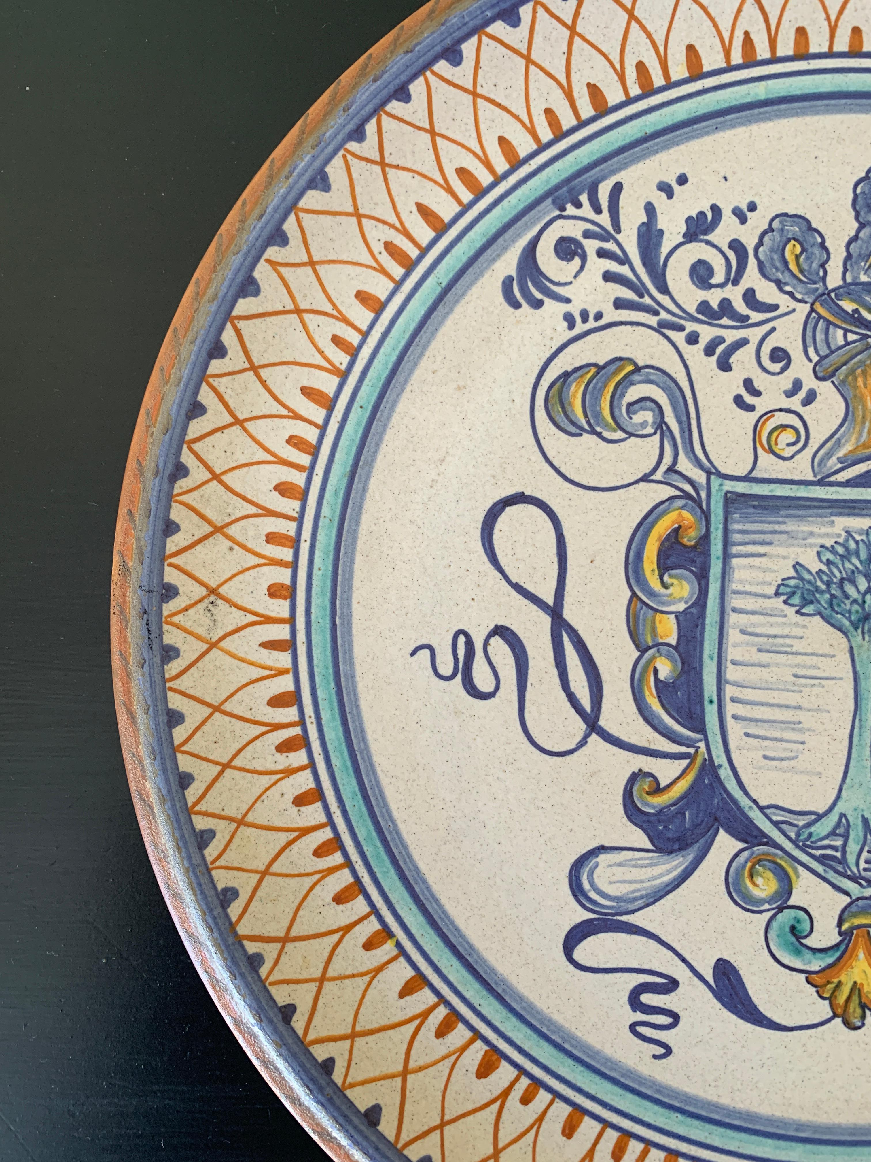 Italienische Provinz Deruta Hand gemalt Fayence Keramik Wandteller mit Wappen  (Französische Provence) im Angebot