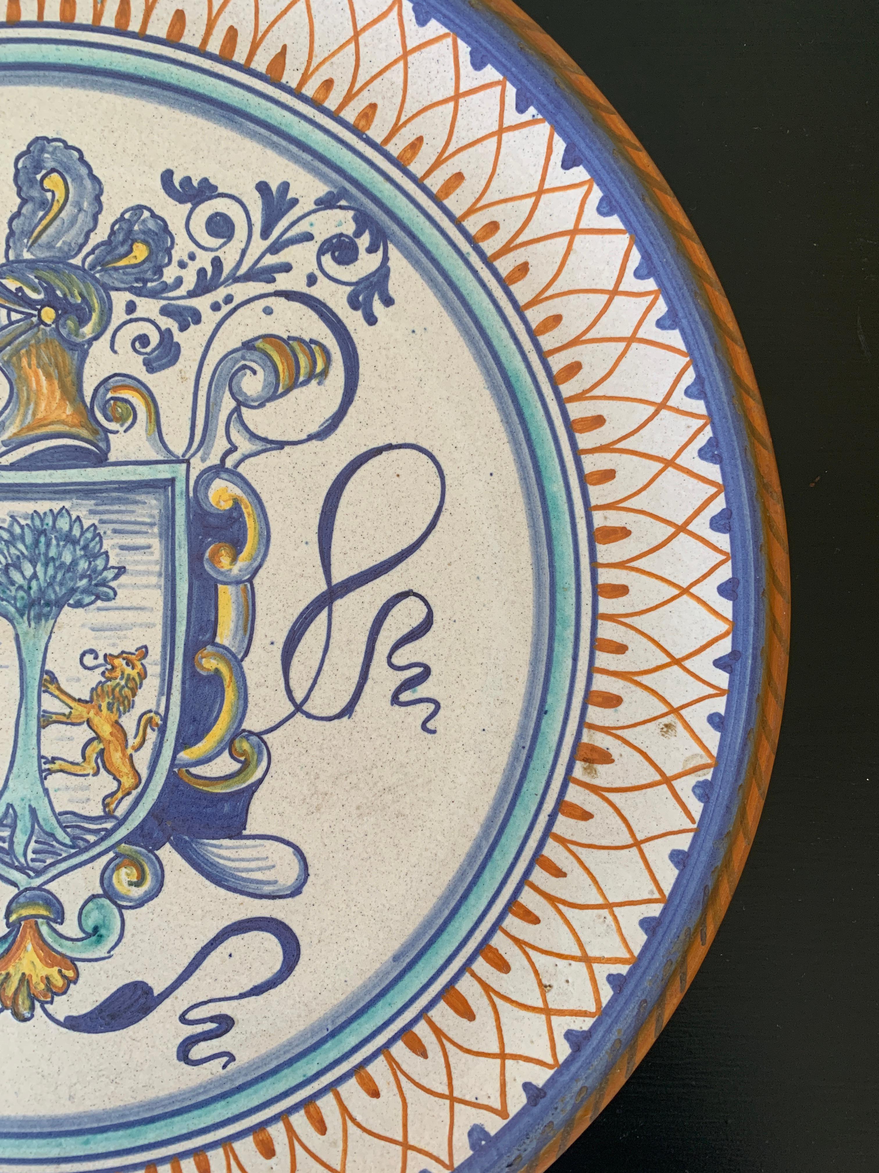 Italienische Provinz Deruta Hand gemalt Fayence Keramik Wandteller mit Wappen  im Zustand „Gut“ im Angebot in Elkhart, IN