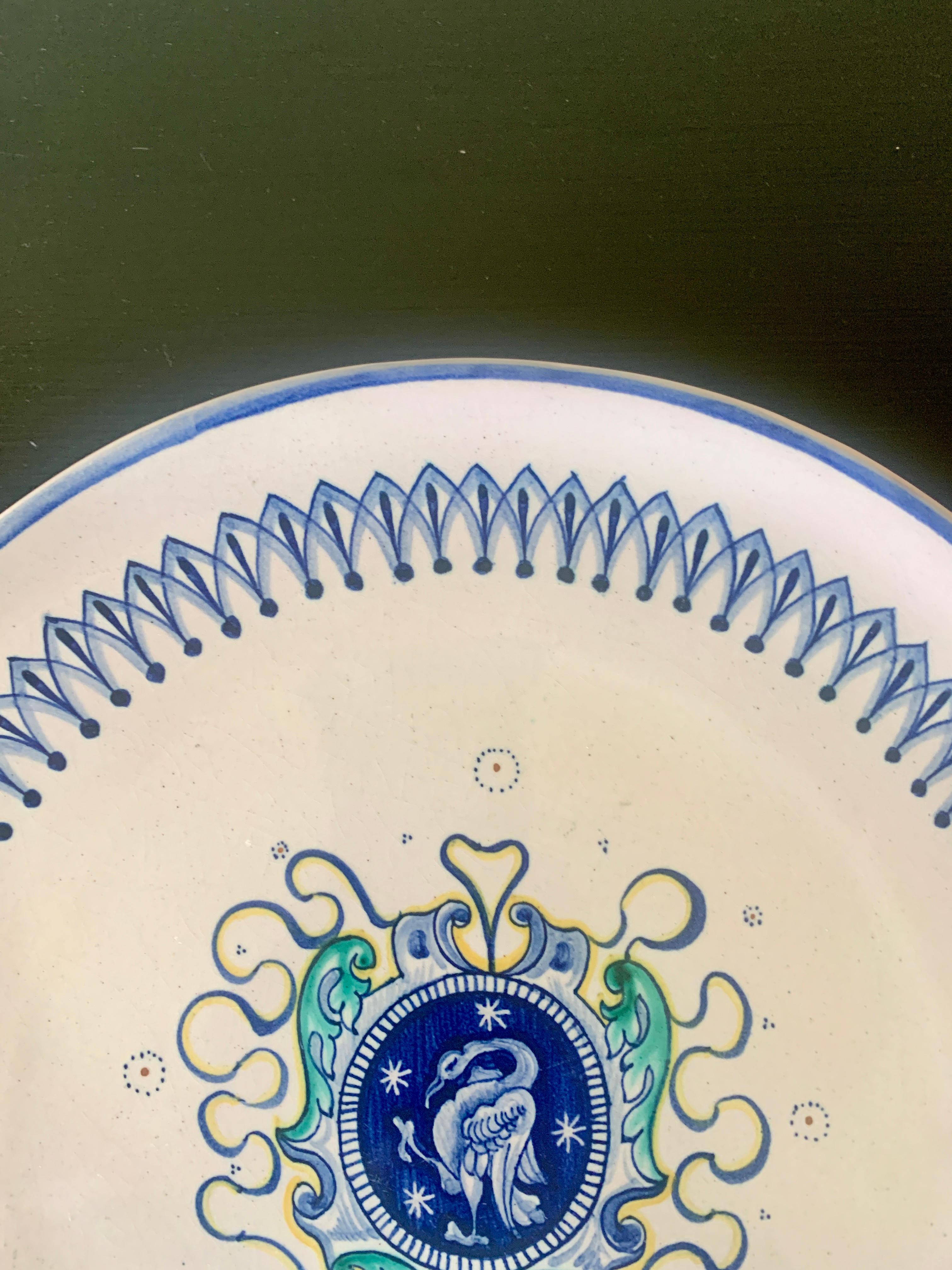 Italian Provincial Deruta Hand Painted Faience Pottery Wall Plate With Crest  In Good Condition For Sale In Elkhart, IN