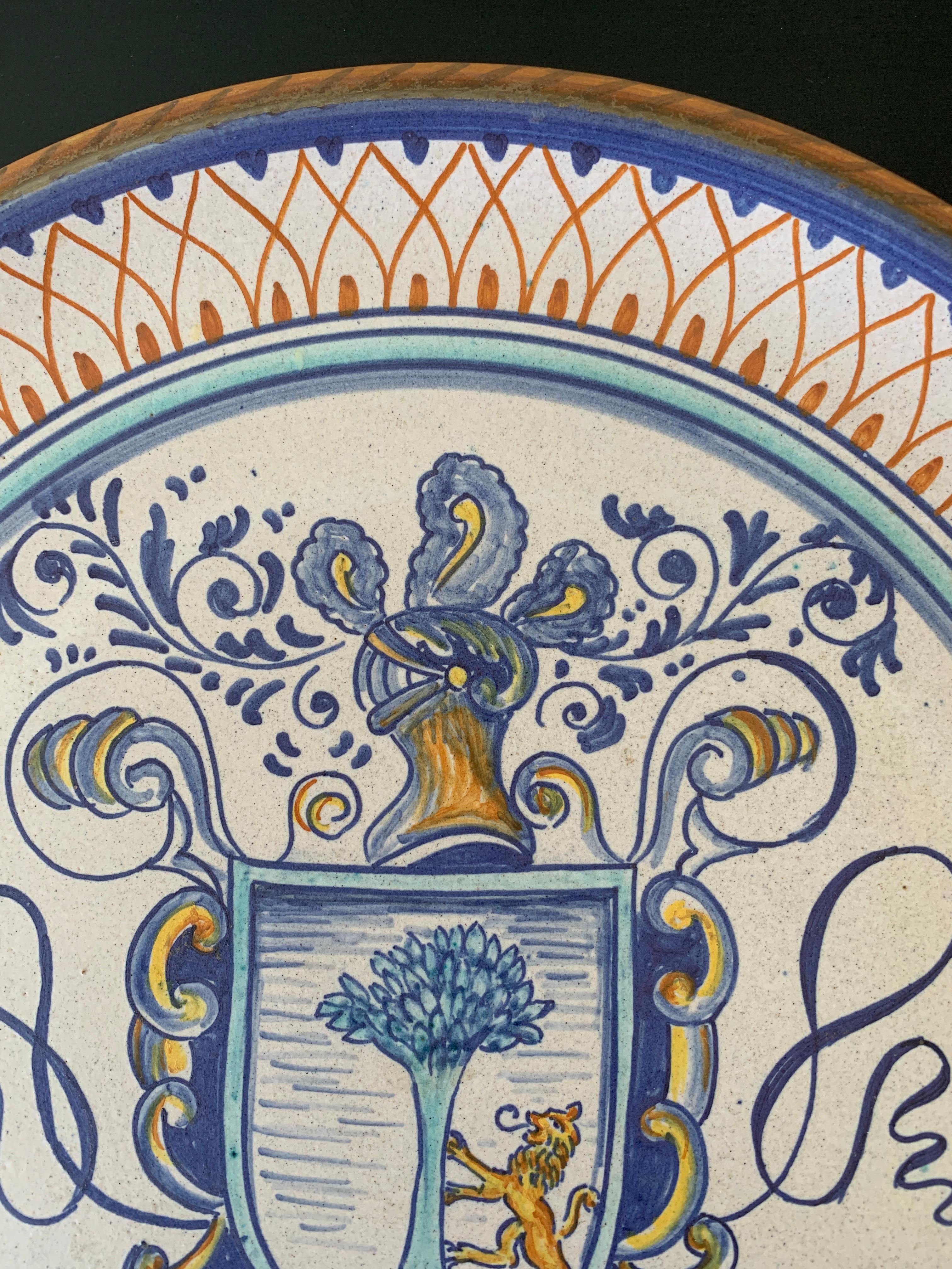 Italienische Provinz Deruta Hand gemalt Fayence Keramik Wandteller mit Wappen  (20. Jahrhundert) im Angebot