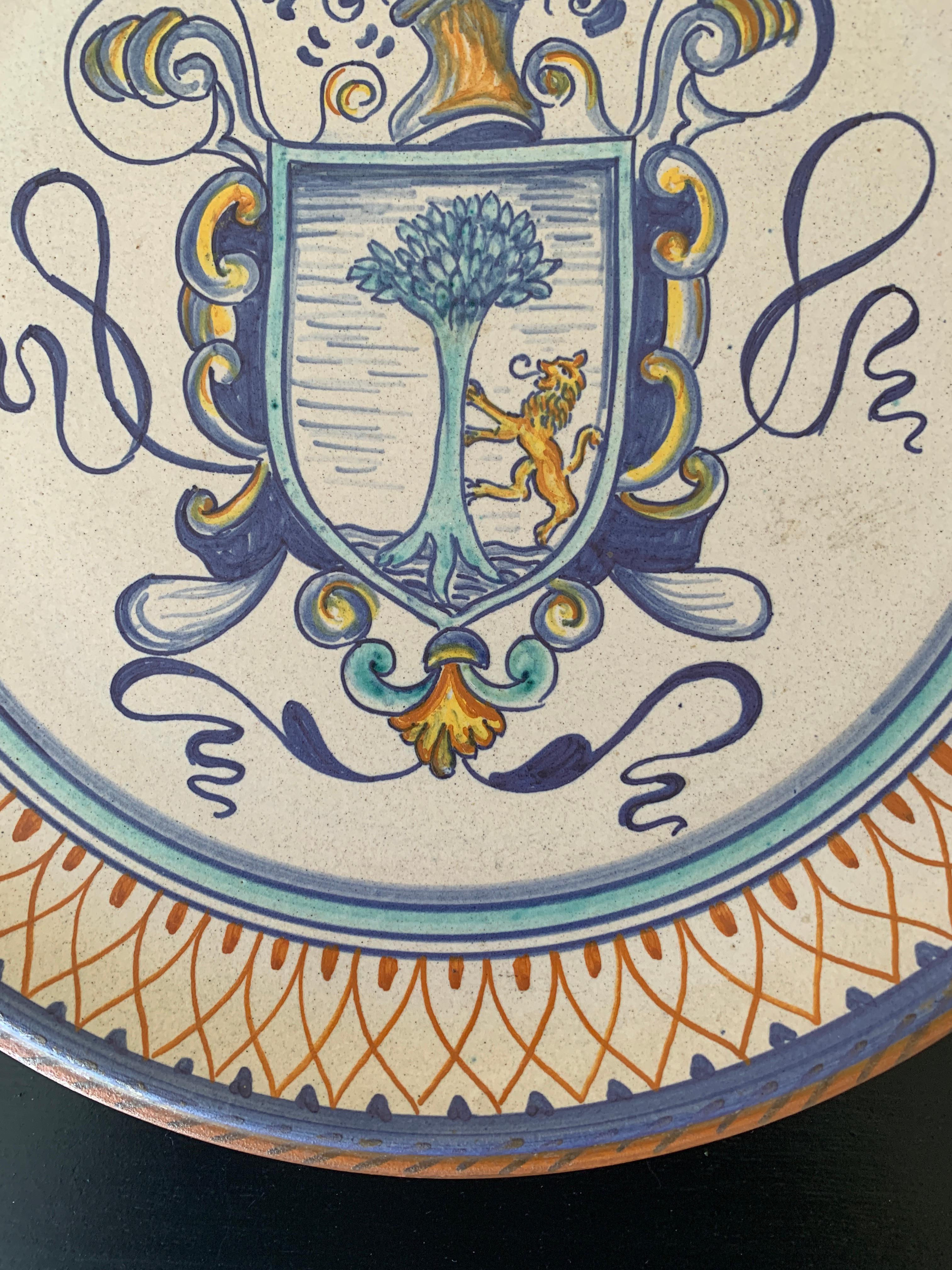 Italienische Provinz Deruta Hand gemalt Fayence Keramik Wandteller mit Wappen  im Angebot 1