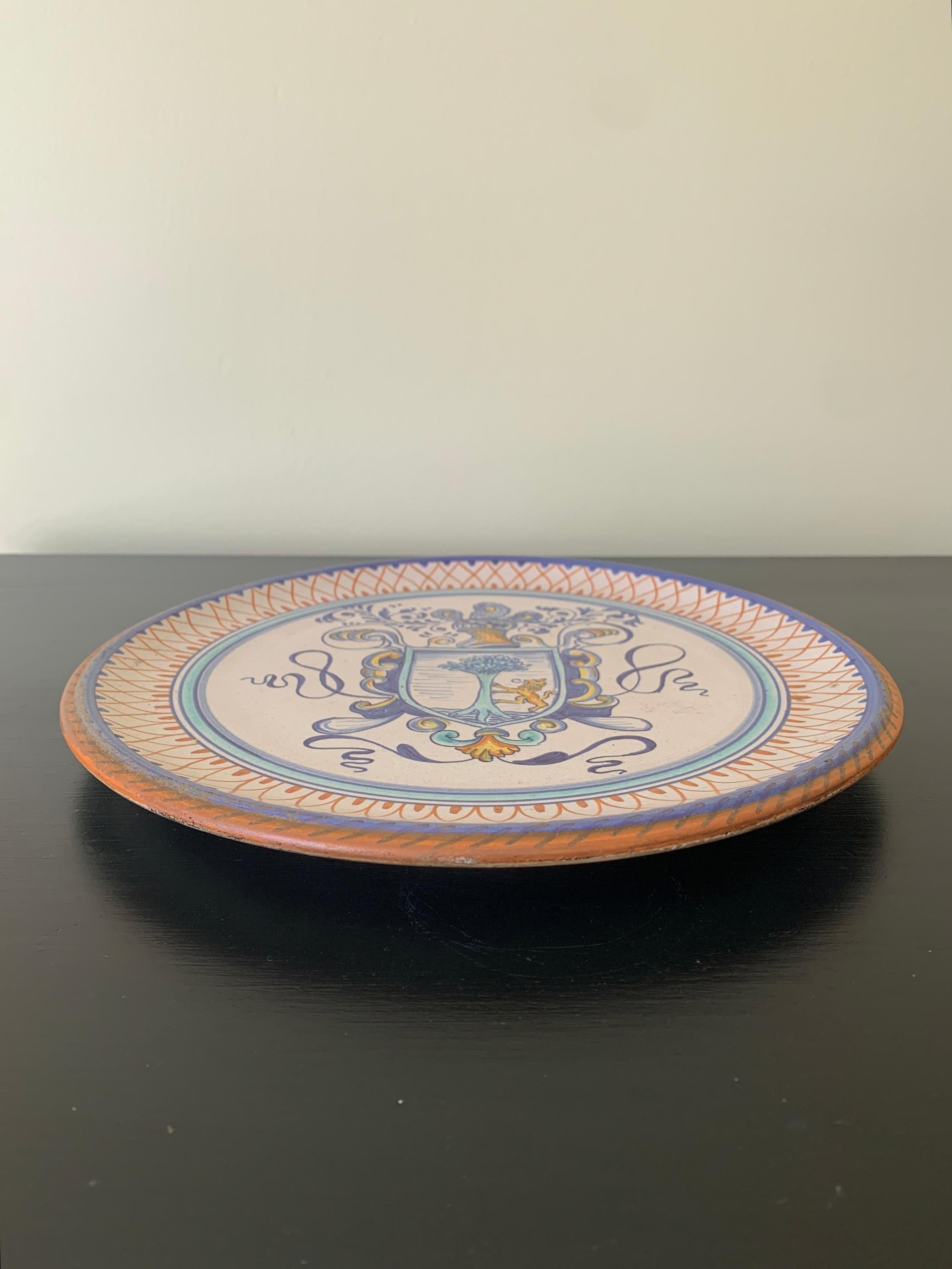 Italian Provincial Deruta Hand Painted Faience Pottery Wall Plate with Crest  For Sale 2