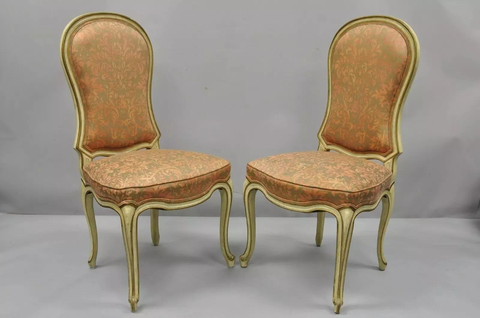 Sedie da pranzo Vintage Italian Provincial French Hollywood Regency - Set di 4. L'articolo presenta una struttura in legno massiccio, schienale e sedili imbottiti, finitura anticata, gambe a cabriola, qualità artigianale, stile e forma eccellenti.