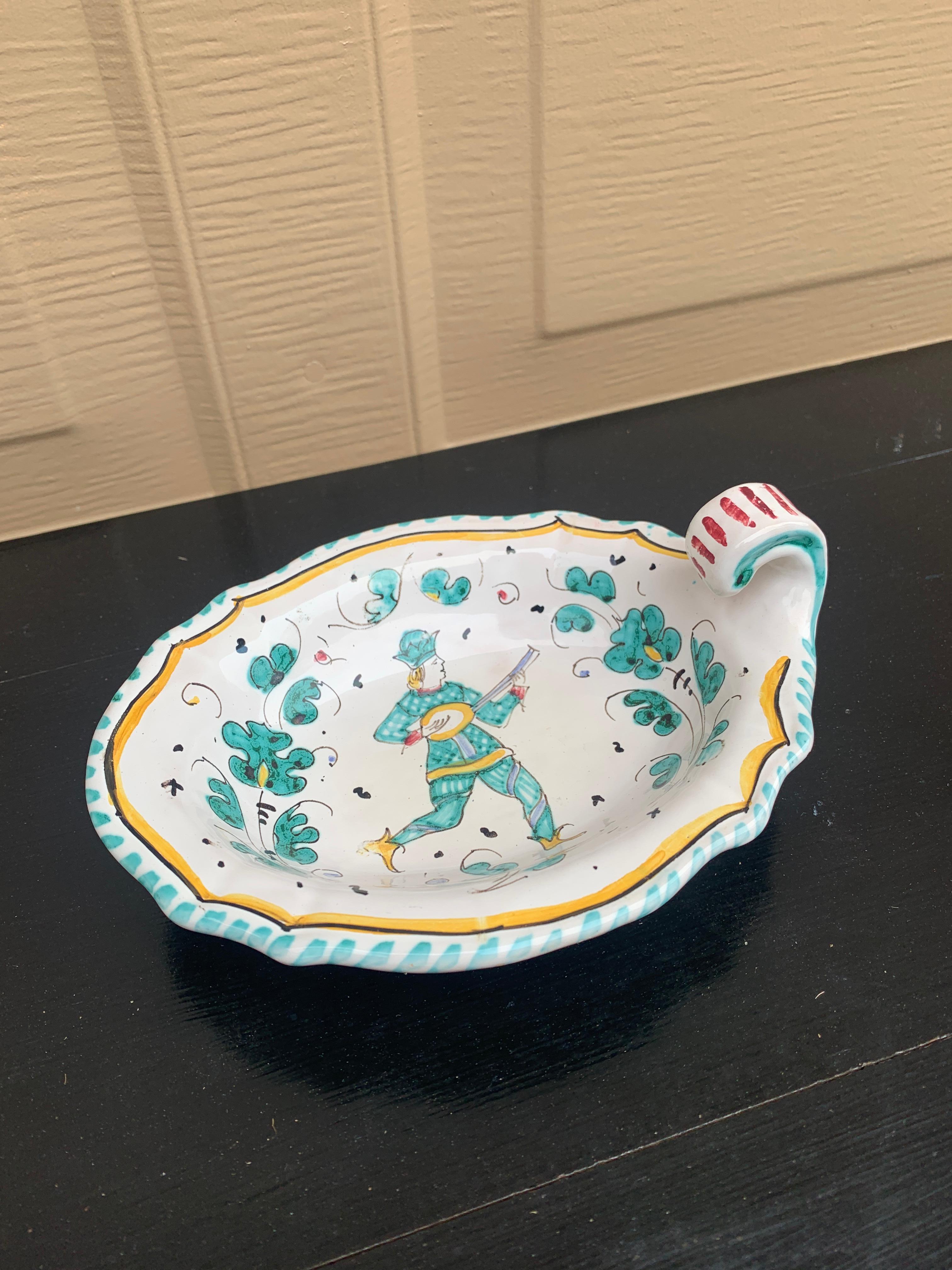 Magnifique bol à anses ou fourre-tout en faïence de style Renaissance provinciale française ou italienne, peint à la main en vert, blanc et jaune, présentant des motifs floraux et un personnage jouant du luth.

Par Grazia pour Deruta

Italie, Fin du