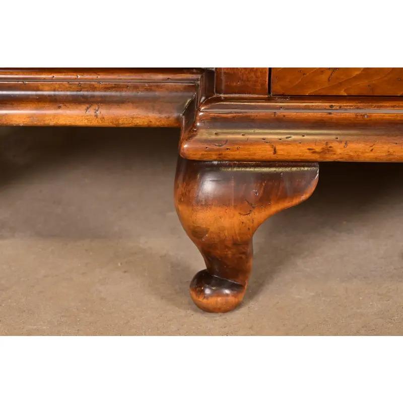 Commode à douze tiroirs en érable sculpté de style Louis XV par Guido Zichele en vente 4