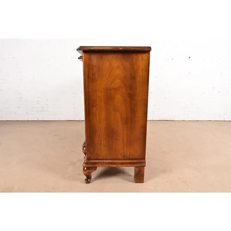 Commode à douze tiroirs en érable sculpté de style Louis XV par Guido Zichele en vente 5