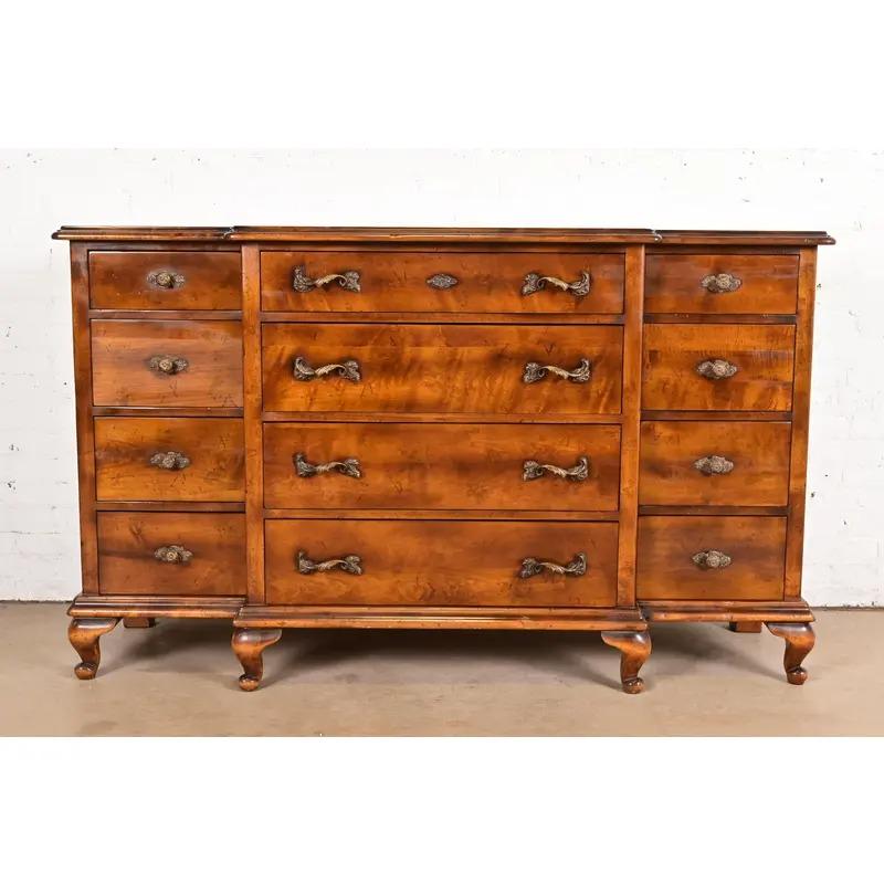 Magnifique buffet, crédence ou commode à douze tiroirs de style Louis XV provincial italien.

À la manière des meubles Baker

Par Guido Zichele

Italie, Fin du 20e siècle

Érable massif sculpté, avec quincaillerie en laiton d'origine. 

Dimensions :
