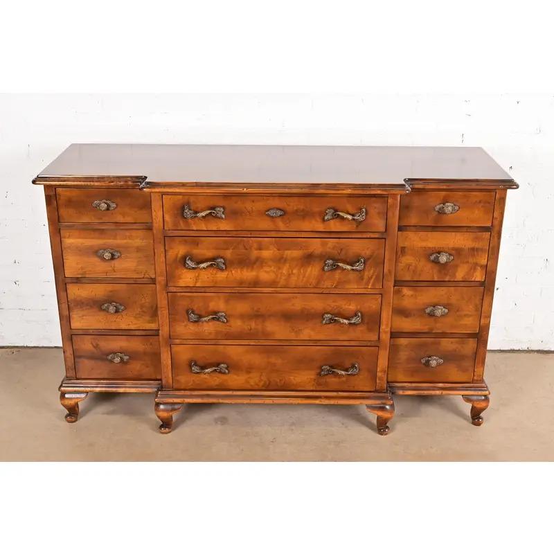 italien Commode à douze tiroirs en érable sculpté de style Louis XV par Guido Zichele en vente