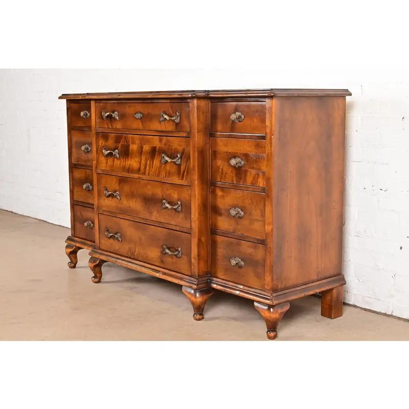 Commode à douze tiroirs en érable sculpté de style Louis XV par Guido Zichele Bon état - En vente à South Bend, IN